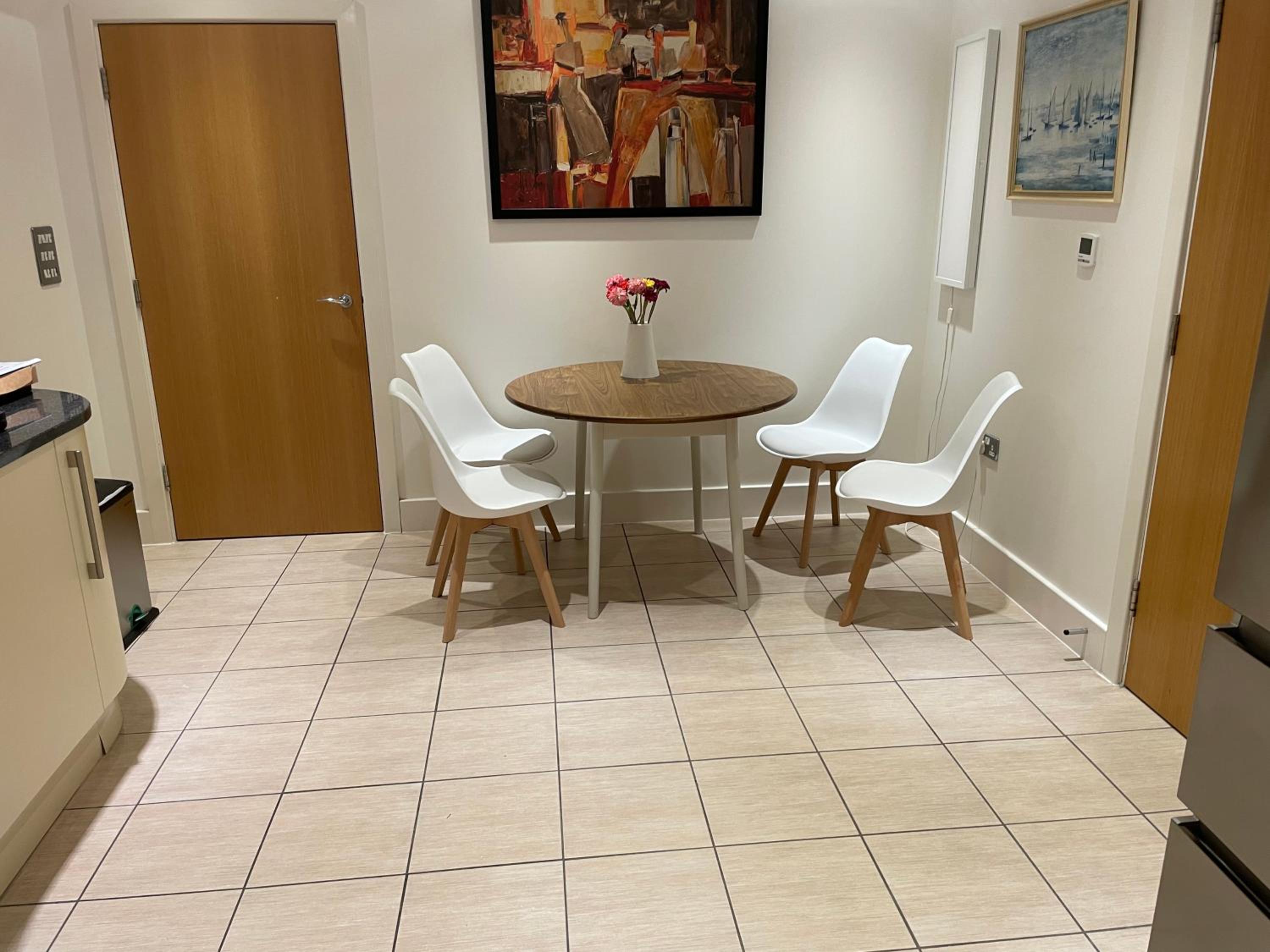 Top Floor En-suite Double Bedrooms In Eton With Great View Of Windsor Castle & Free Parking view 2