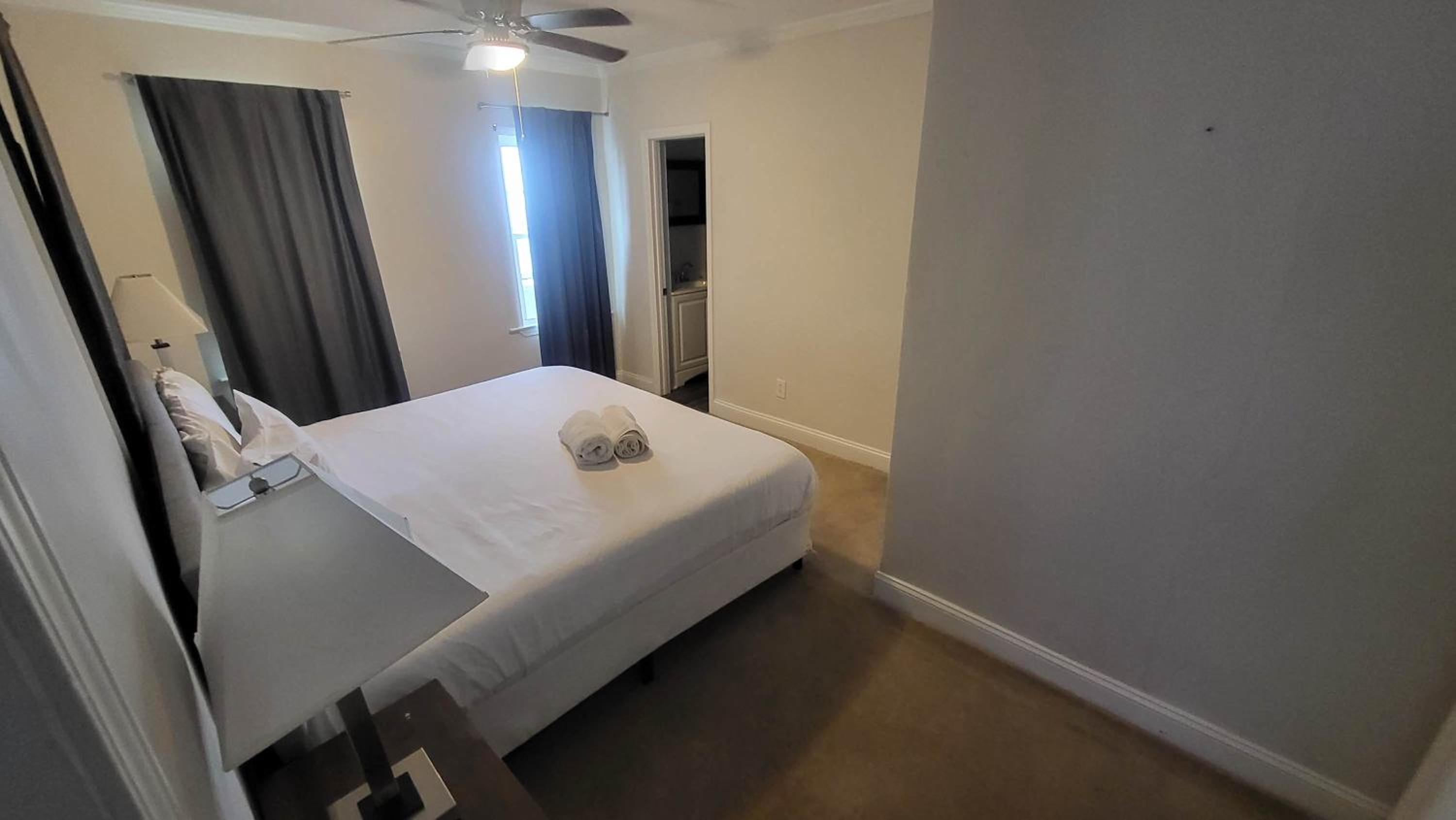 Large Renovated Cottage on East Lake Park view 4