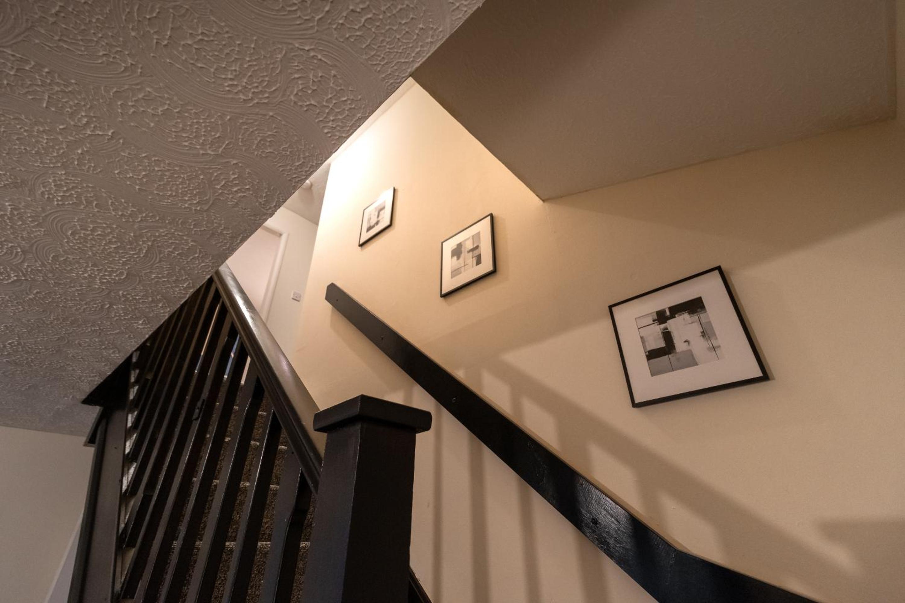 Cosy Deluxe 3 Bed House - Free Parking - Sleeps 9 view 5