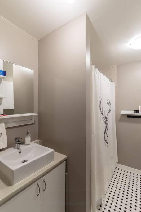 Metro Sherbrooke - Charming