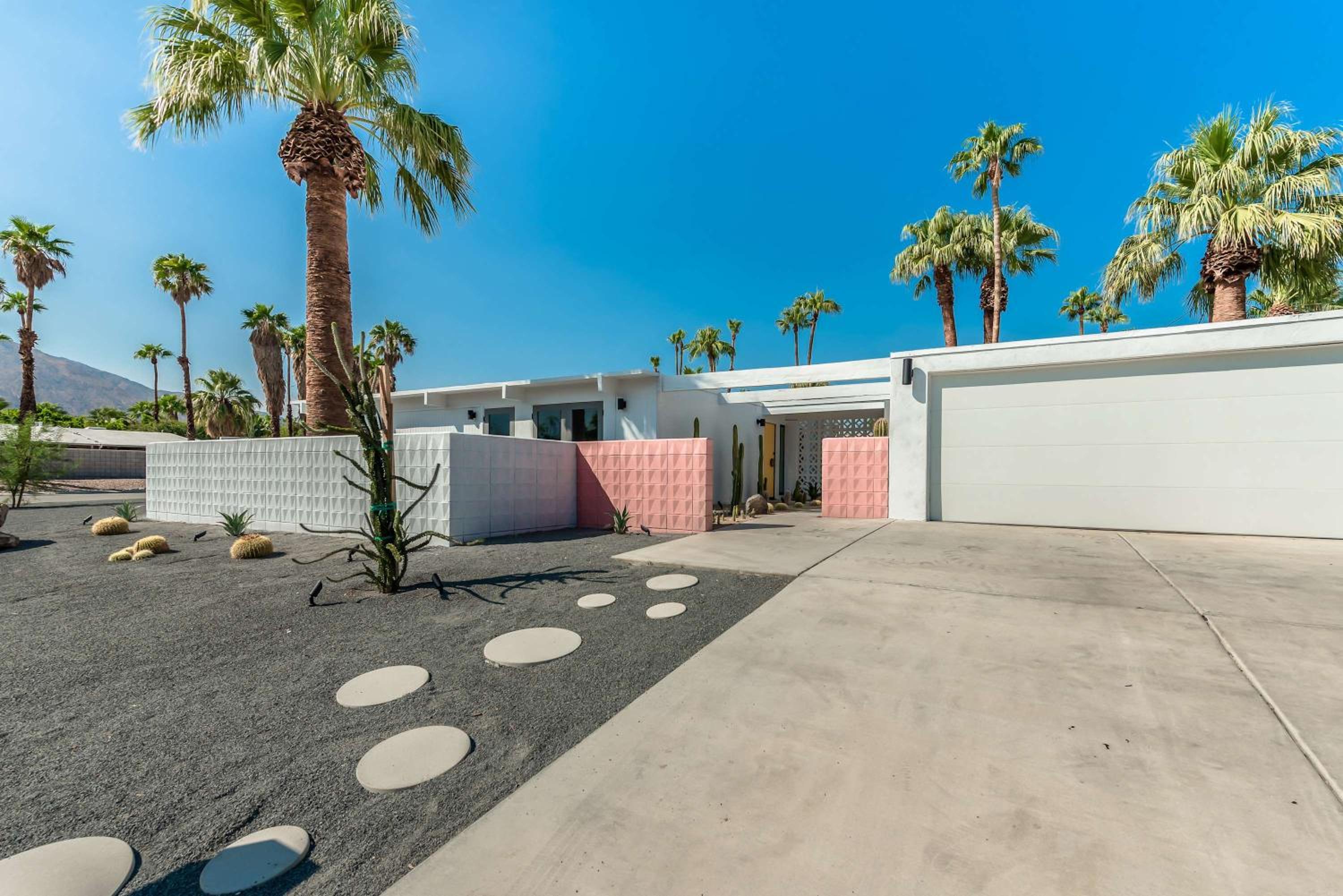 Retro Chic Oasis Saltwater Pool Spa & Mnt Views view 3