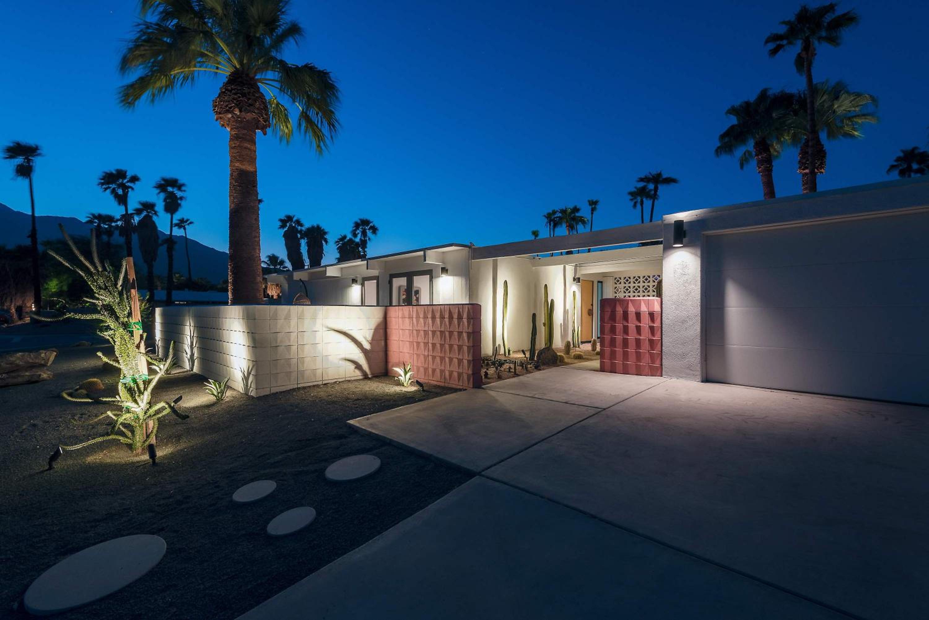 Retro Chic Oasis Saltwater Pool Spa & Mnt Views view 4