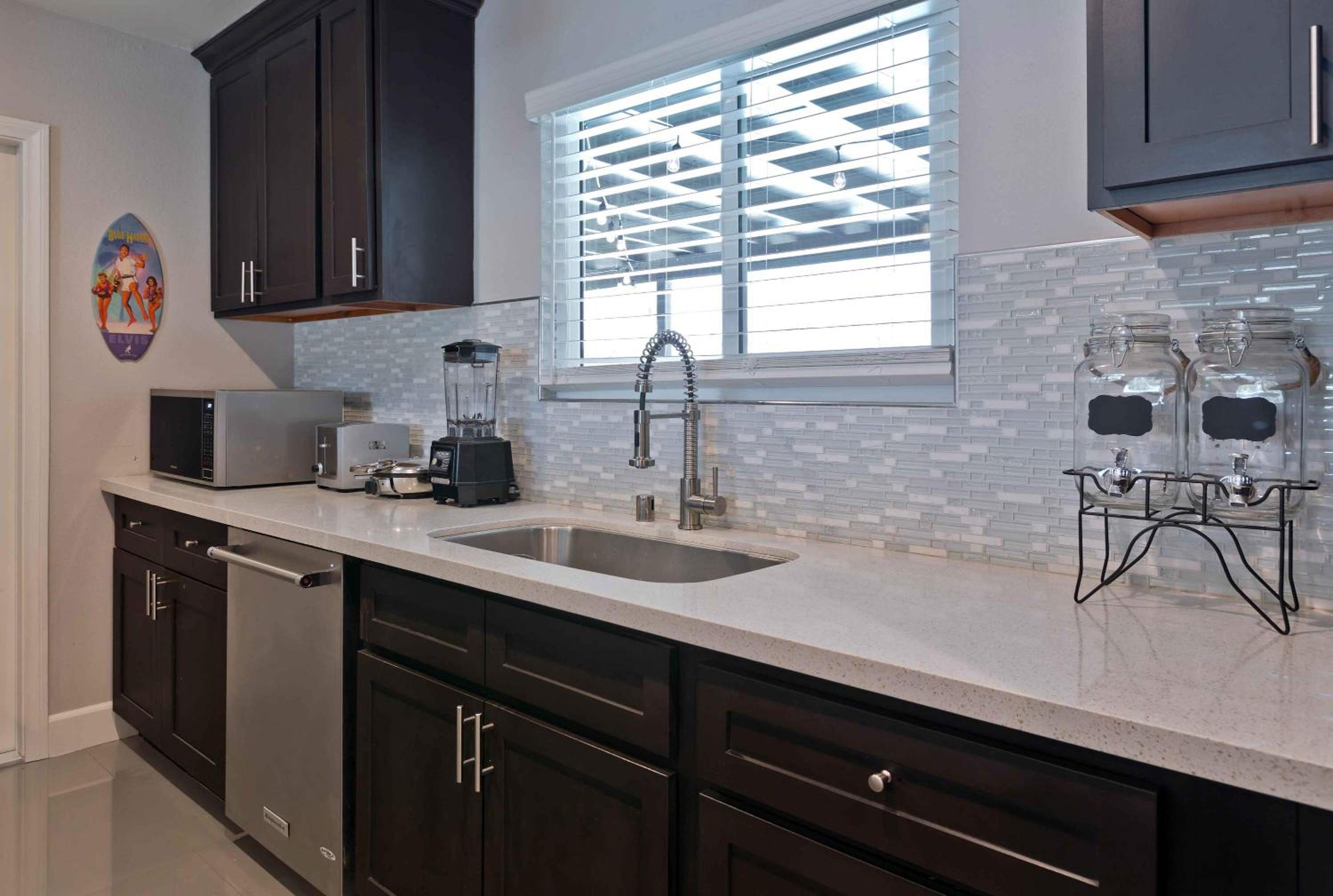 Modern home w Private Pool Spa Pets Welcome view 5