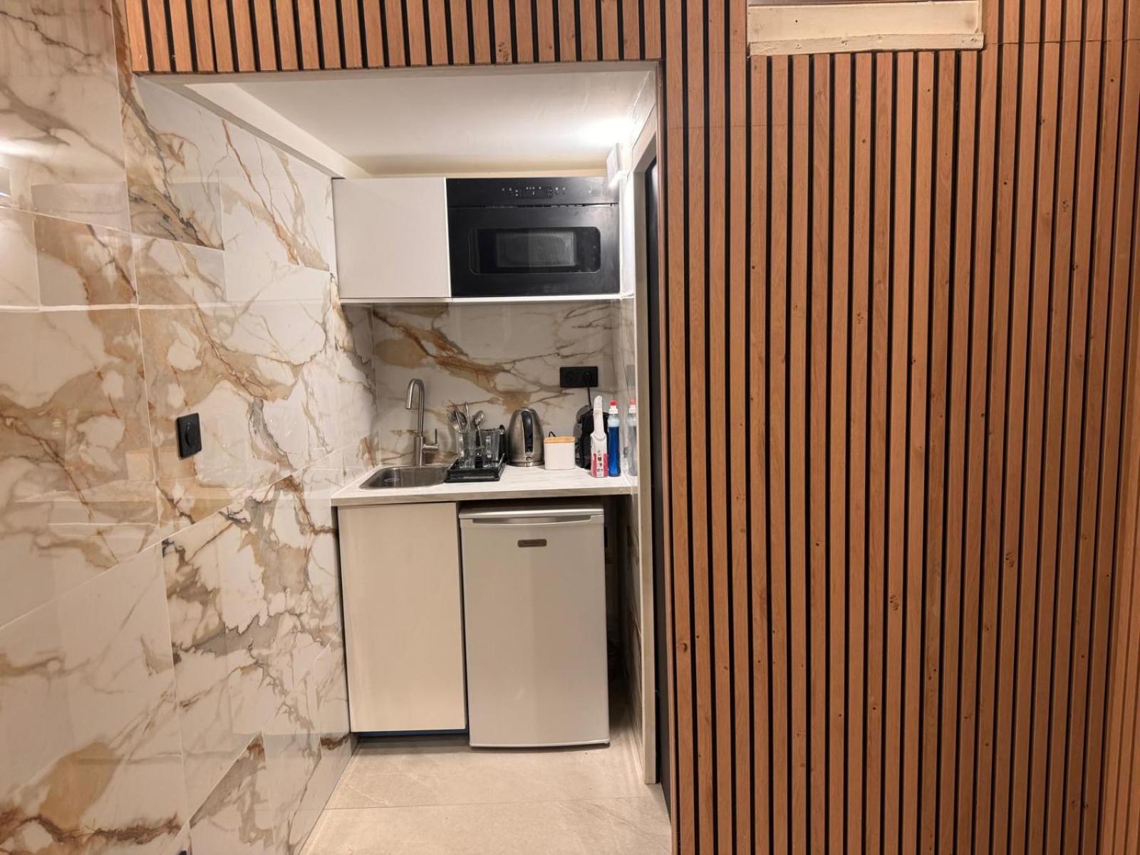 Cosy room inside Batignolles - L60