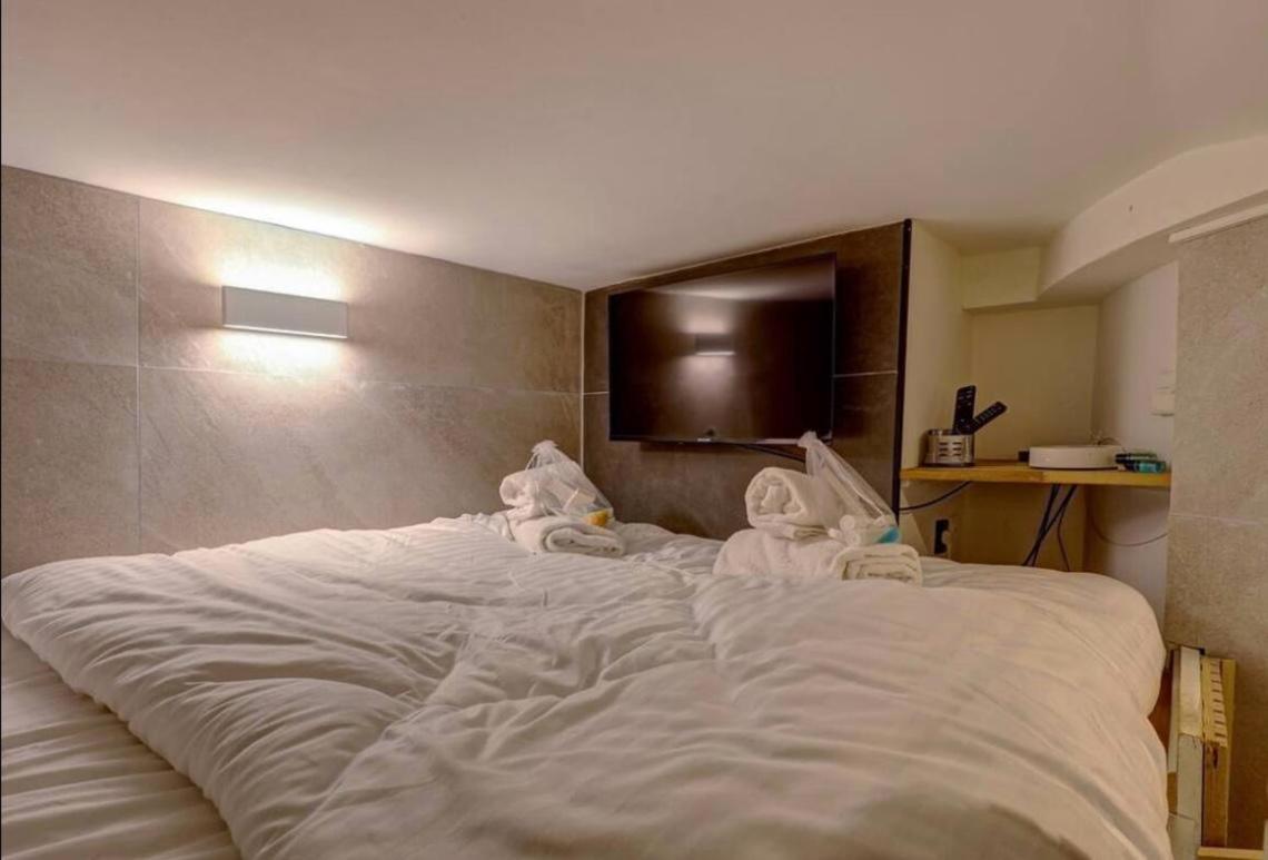 Cosy room inside Batignolles - L60