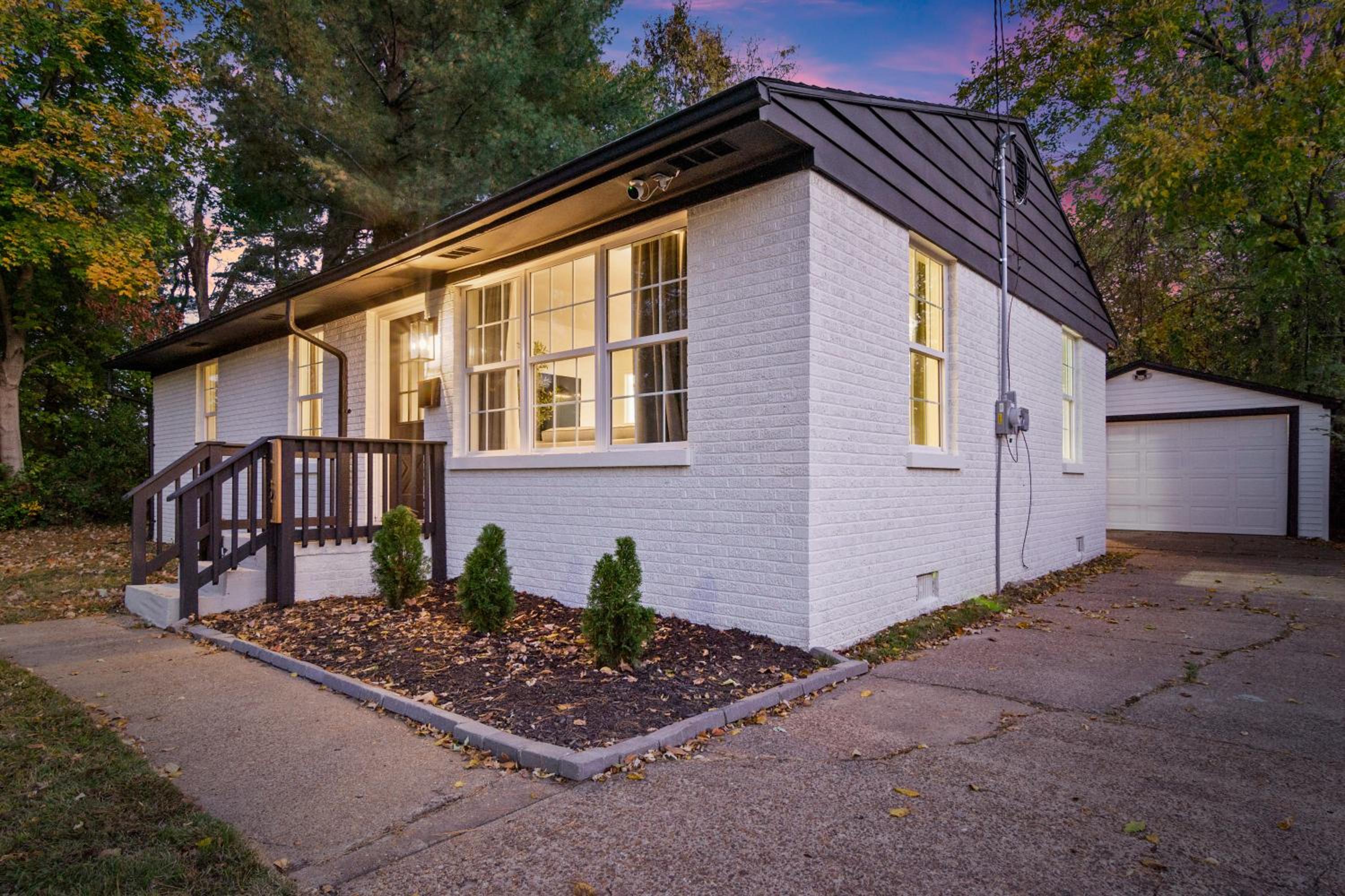 Game Room and Huge Yard with Fire Pit Yard Games and BBQ Near UE and Downtown