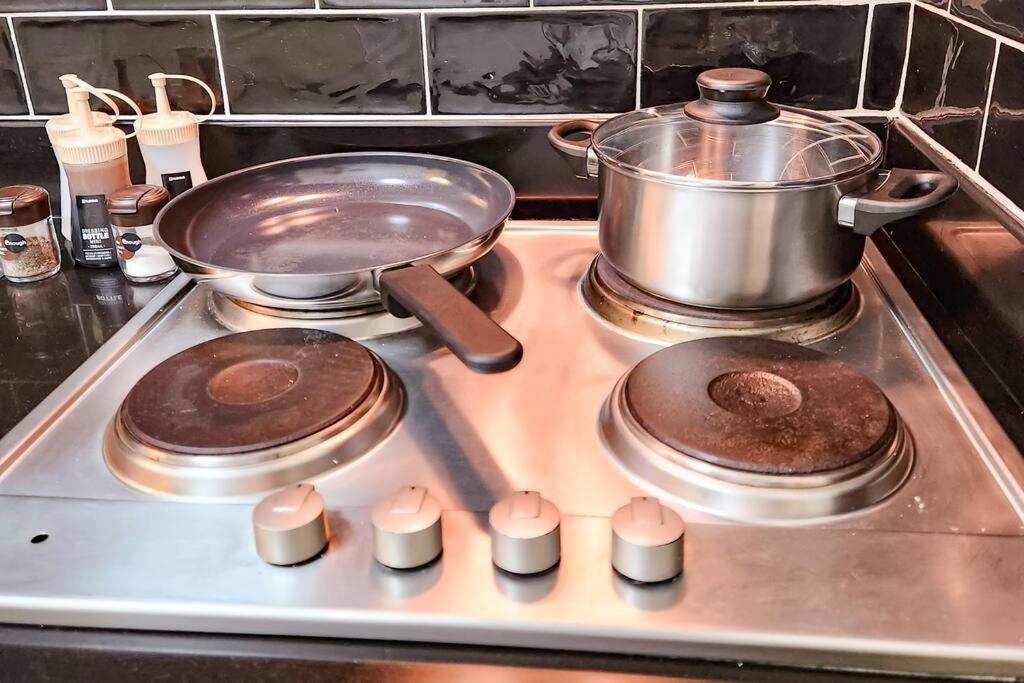Spacious 2br Apt in Makati with Netflix view 4