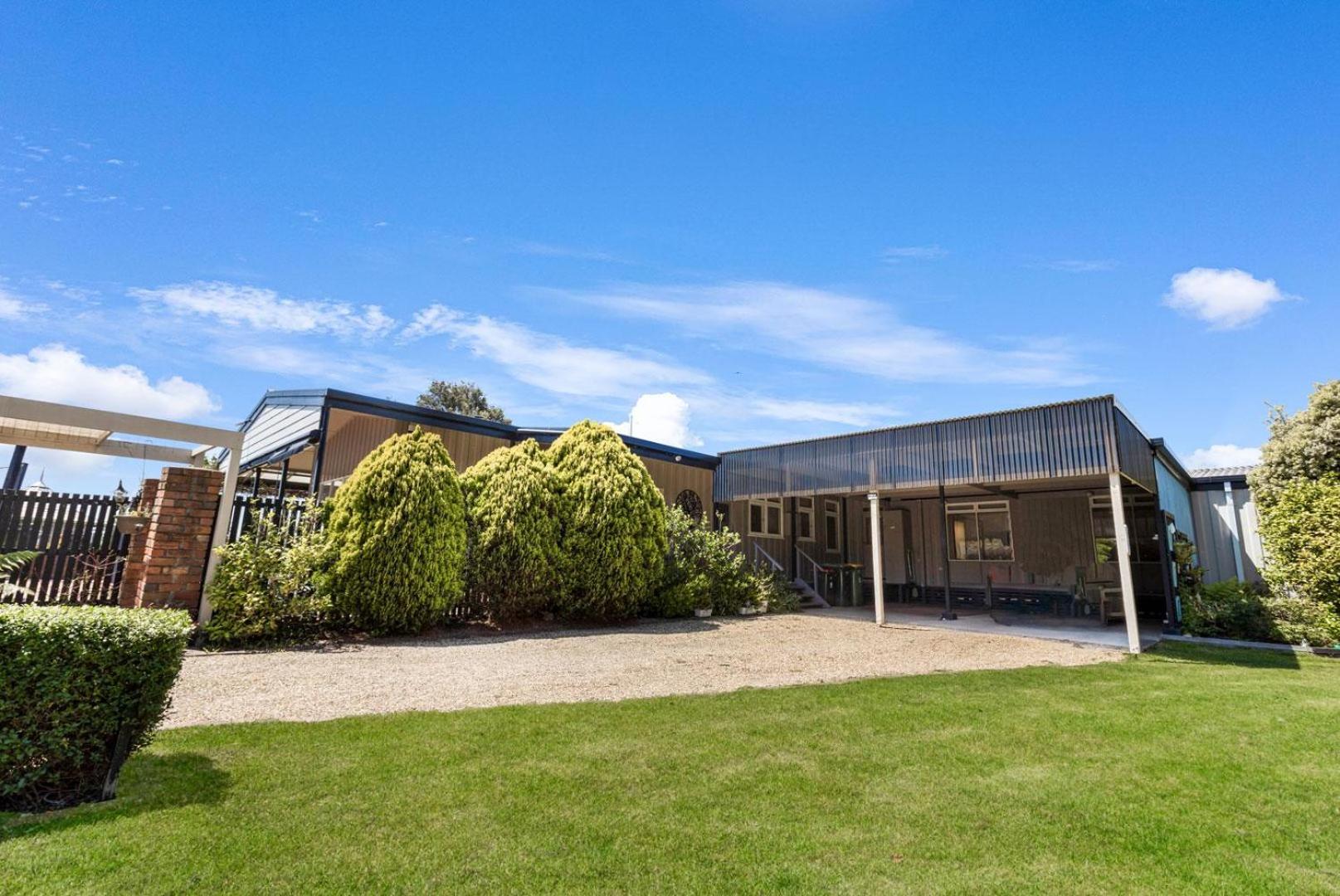 Chenu Lakeside Homestead