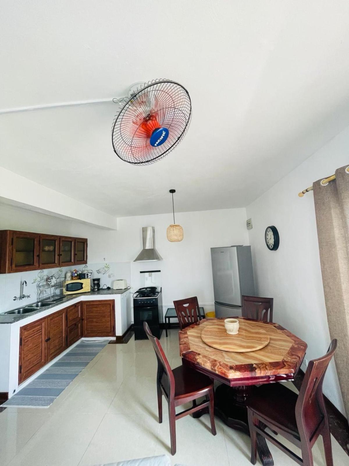 Stunning beachfront apartment, Seaview, 20 metres from beach photo 5