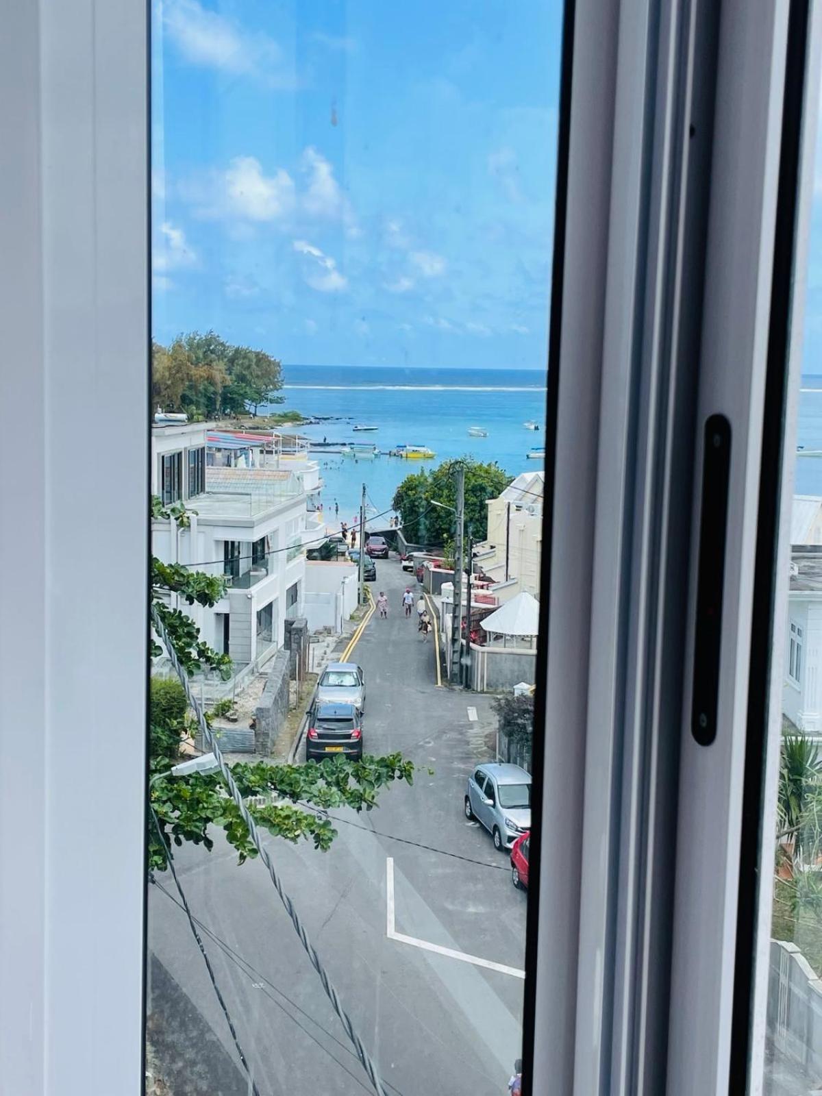 Stunning beachfront apartment, Seaview, 20 metres from beach photo 4