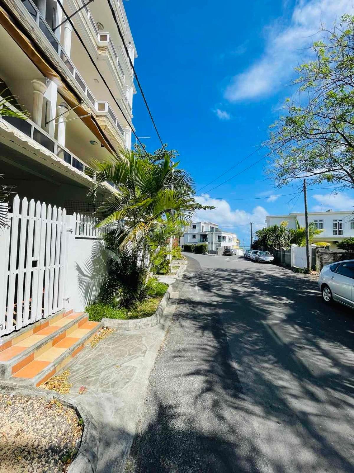 Stunning beachfront apartment, Seaview, 20 metres from beach photo 3