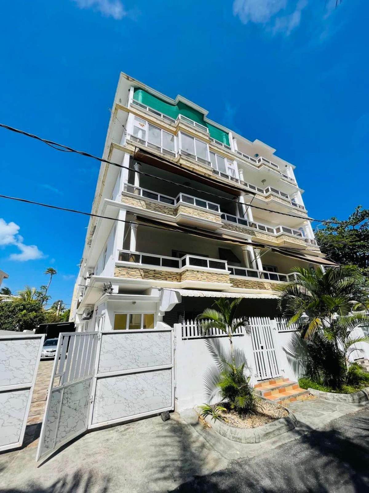 Stunning beachfront apartment, Seaview, 20 metres from beach photo 2