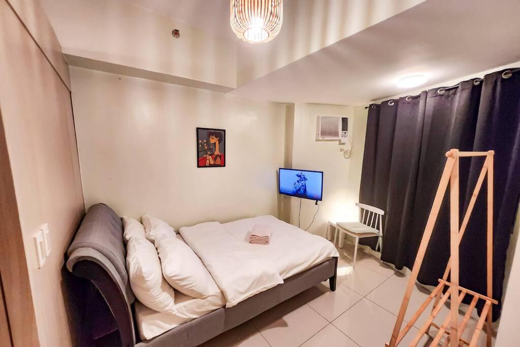 Spacious Pool View 2br 2bath Apt in Makati view 2