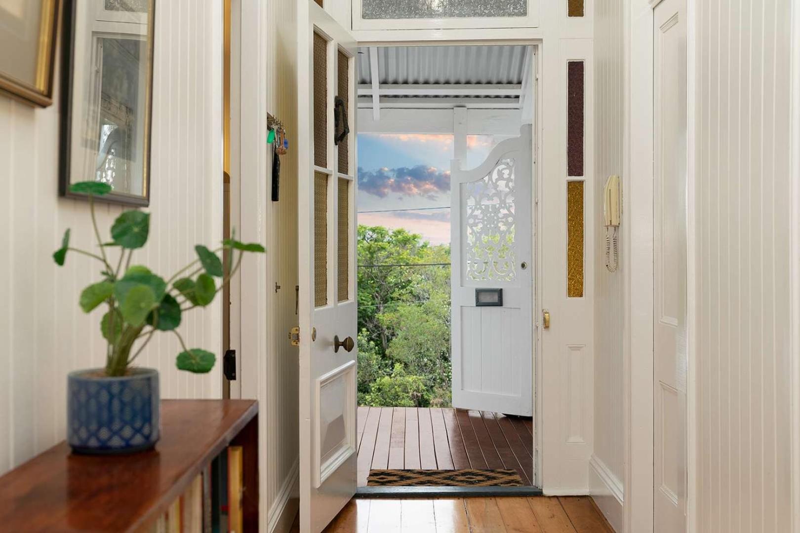 The Indooroopilly Queenslander - 4 Bedroom Family Home - Private Pool - Wifi - Netflix