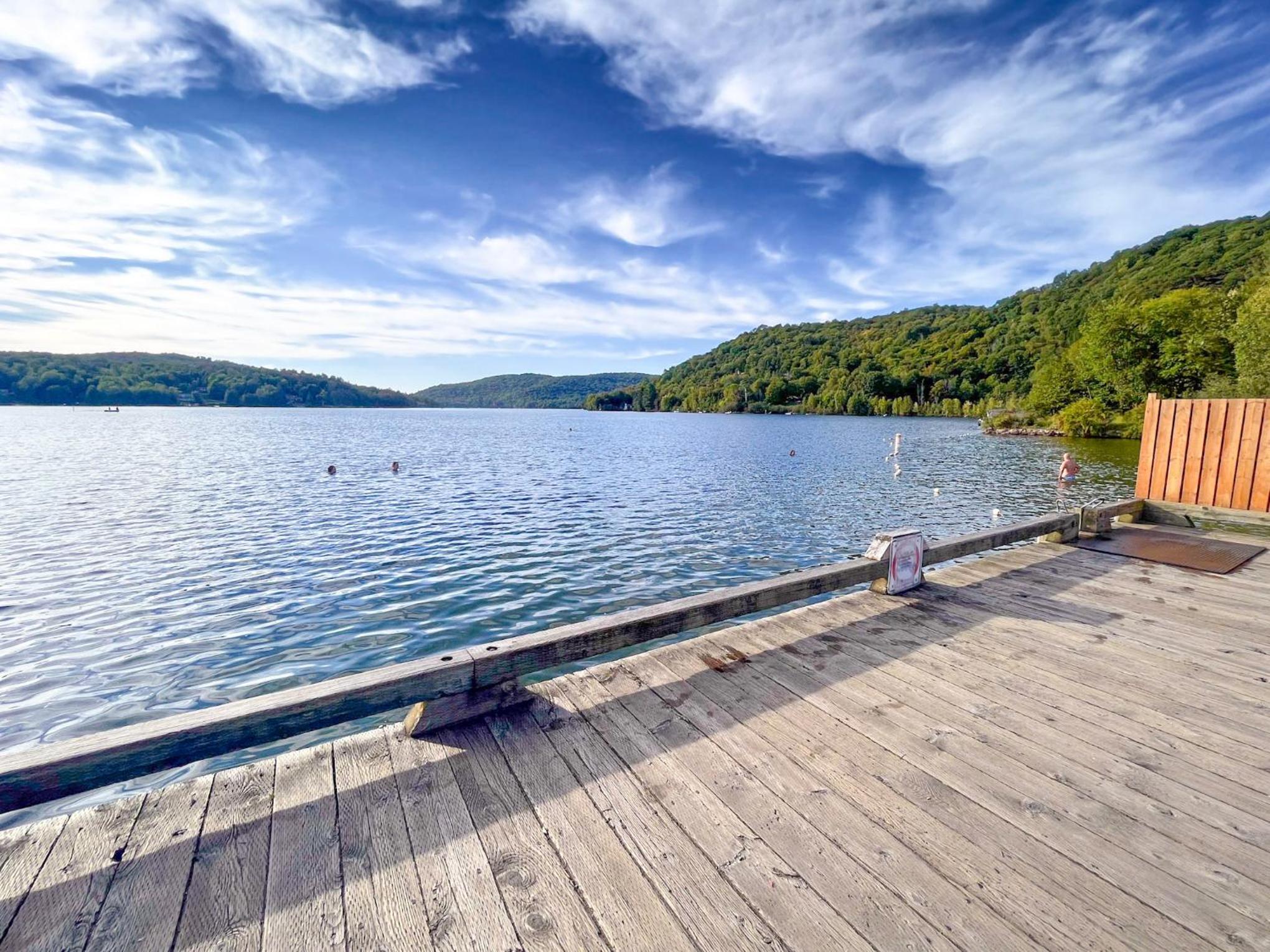 Condo moderne, escapade vacance, vue sur montagnes