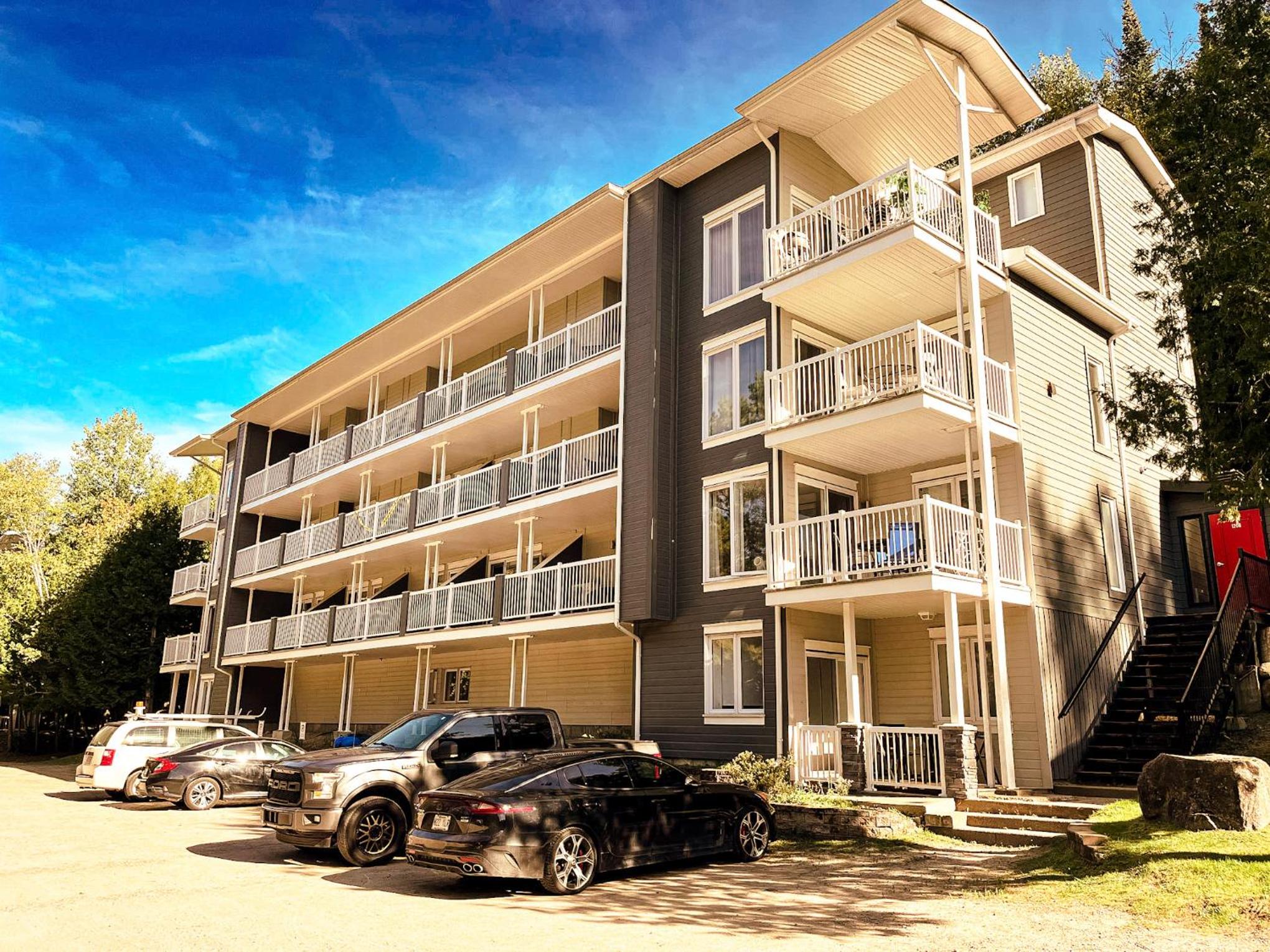 Condo moderne, escapade vacance, vue sur montagnes