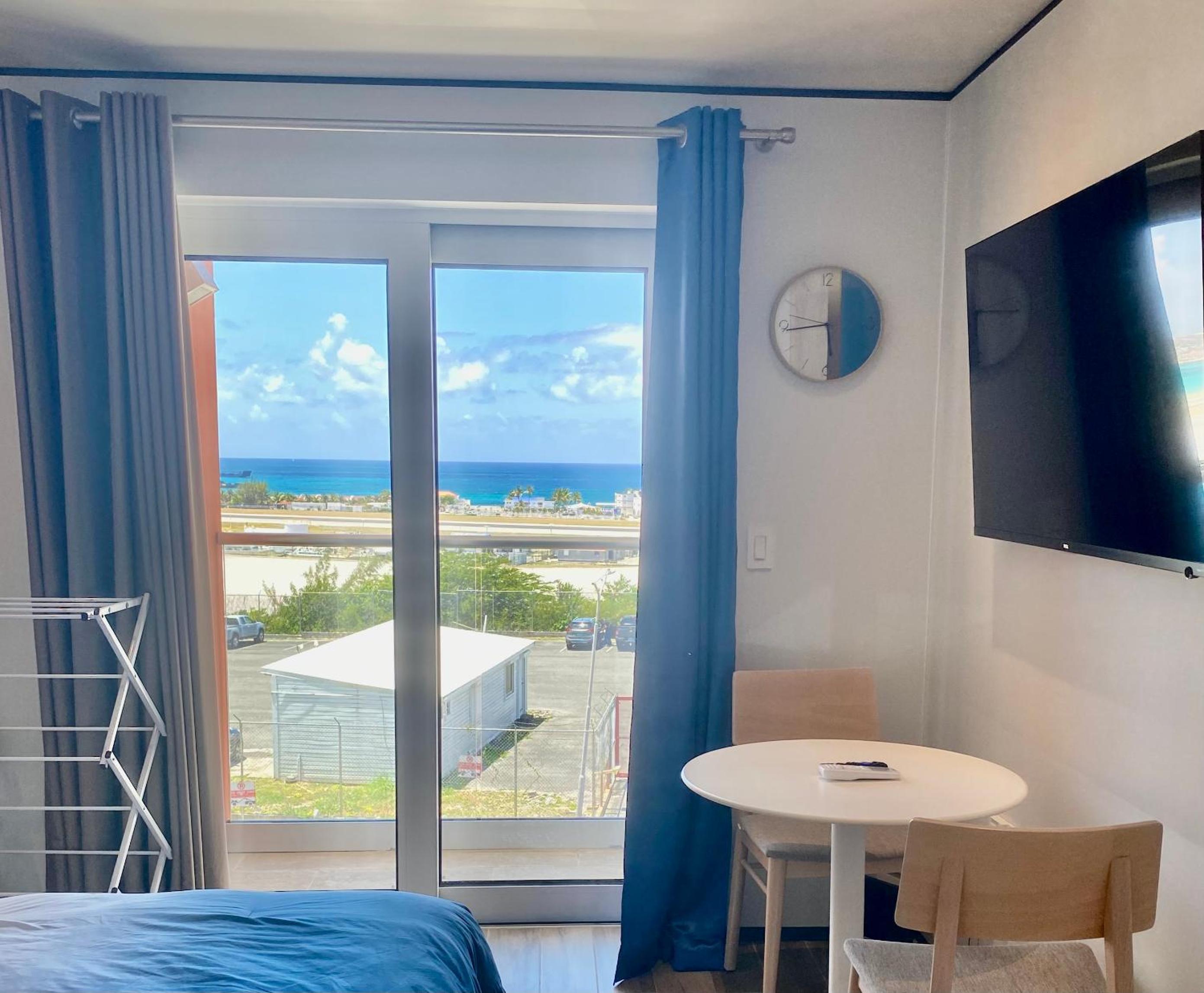Modern Ocean and airport view condo in Maho, pool, gym, walk to Maho Beach,Mullet Bay, dinning, night life view 4