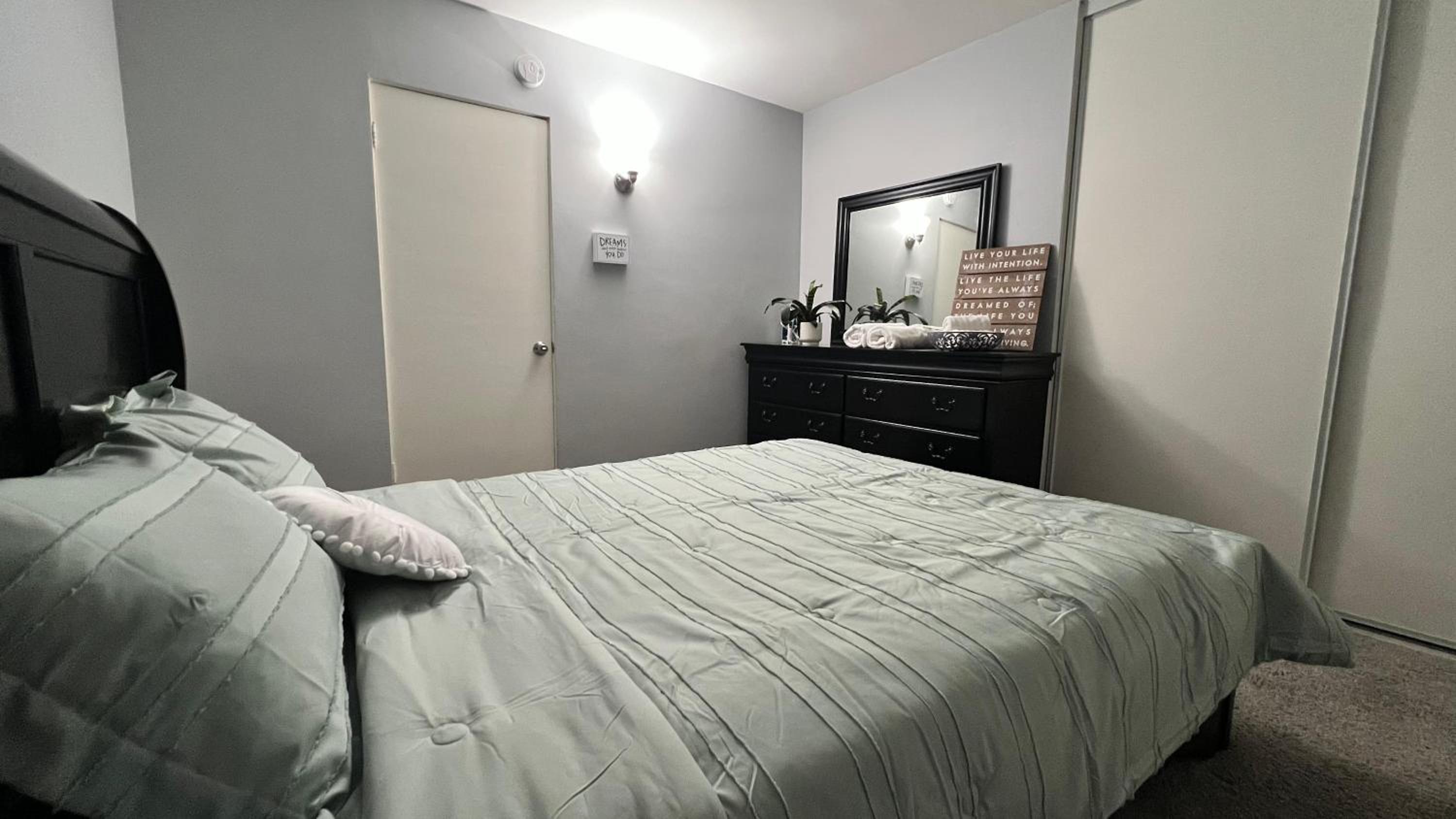 Private Room 5min to Beach near Hermosa Beach and LAX view 3