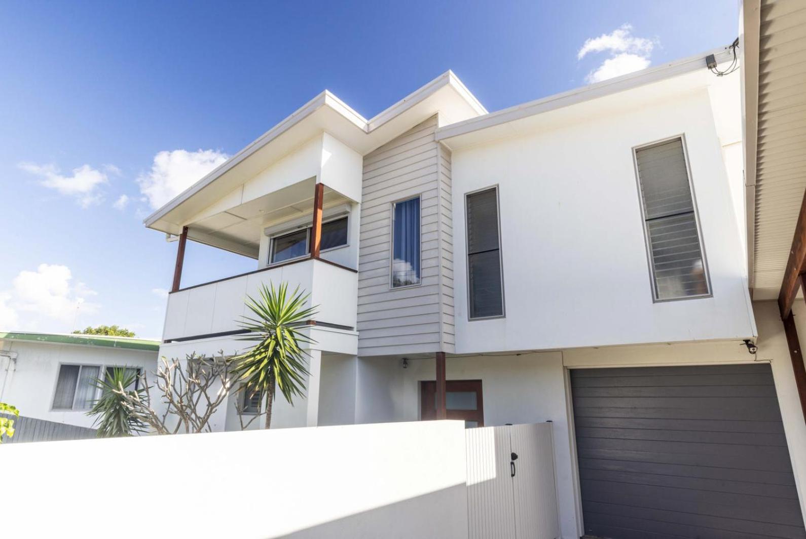 The Sunset Apartment on Orealla - 350m To Beach