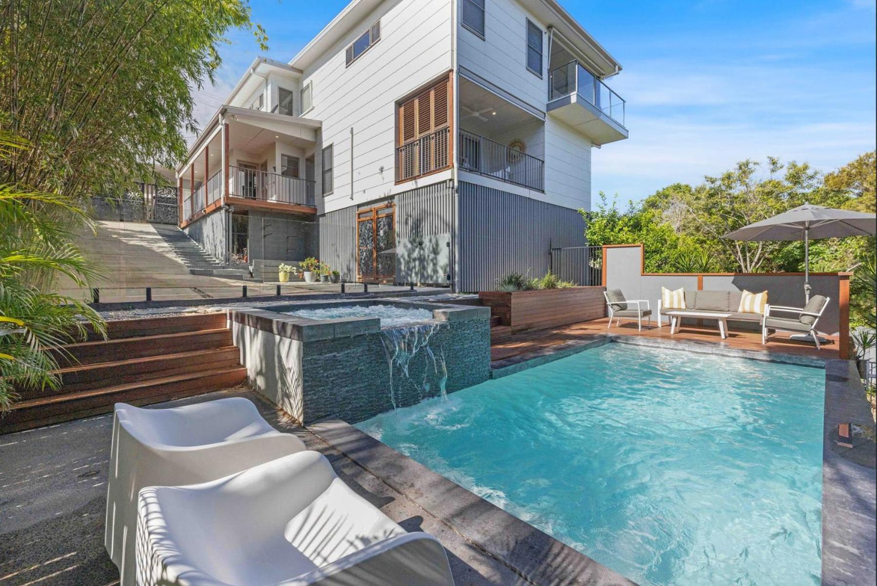 The Sunset Apartment on Orealla - 350m To Beach