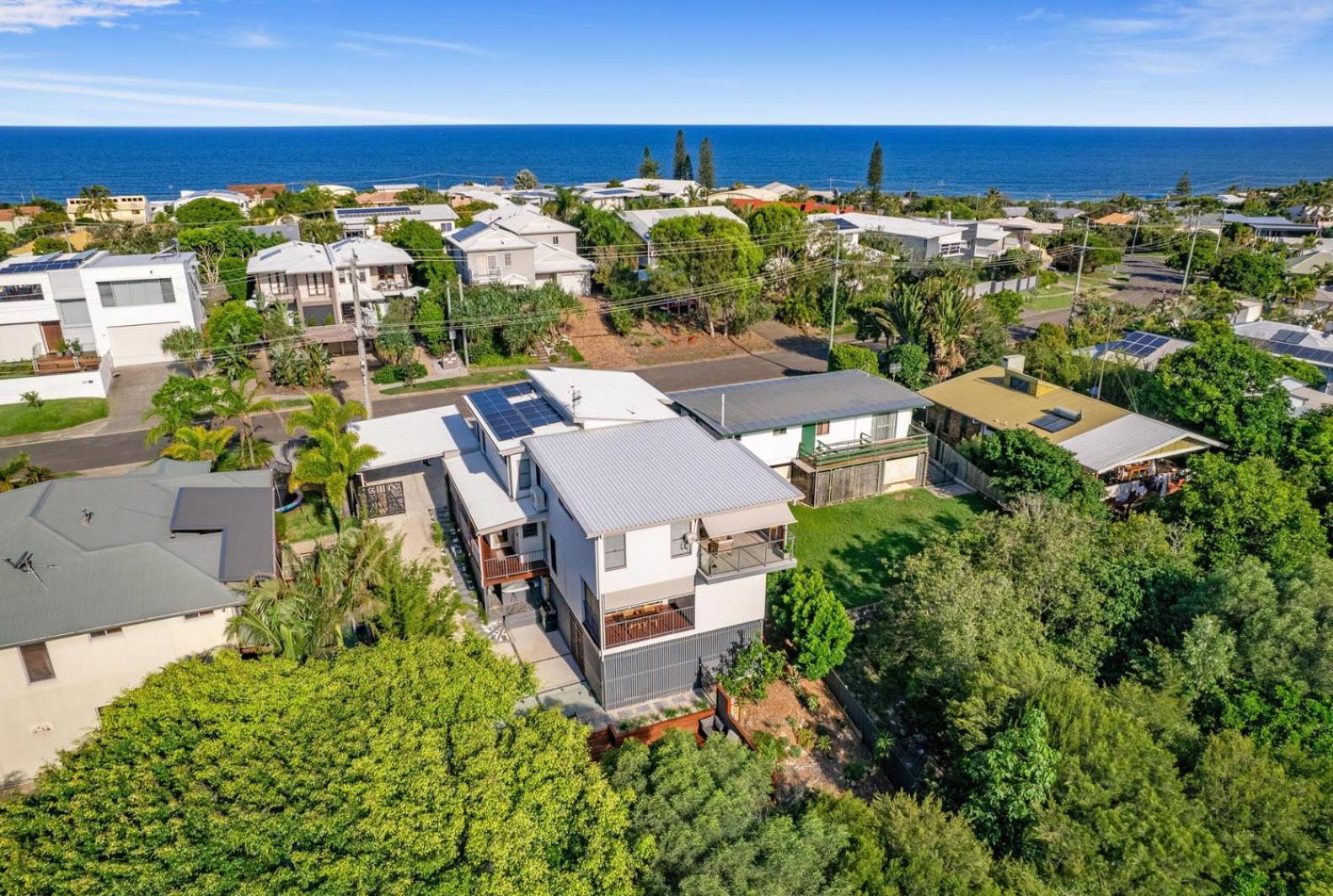 The Sunset Apartment on Orealla - 350m To Beach