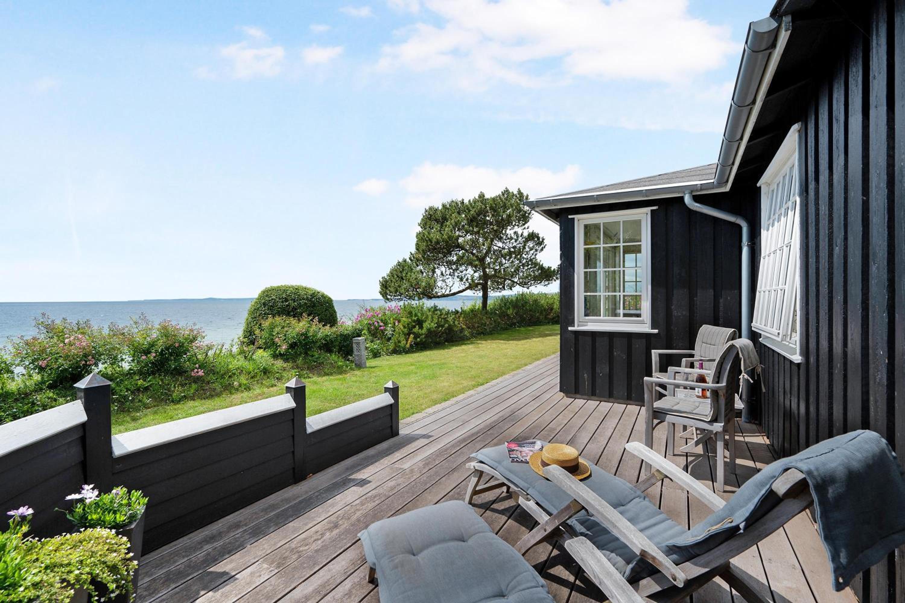 Romantic Seaside Cottage With Panoramic Views Just 20 Meters From The Beach