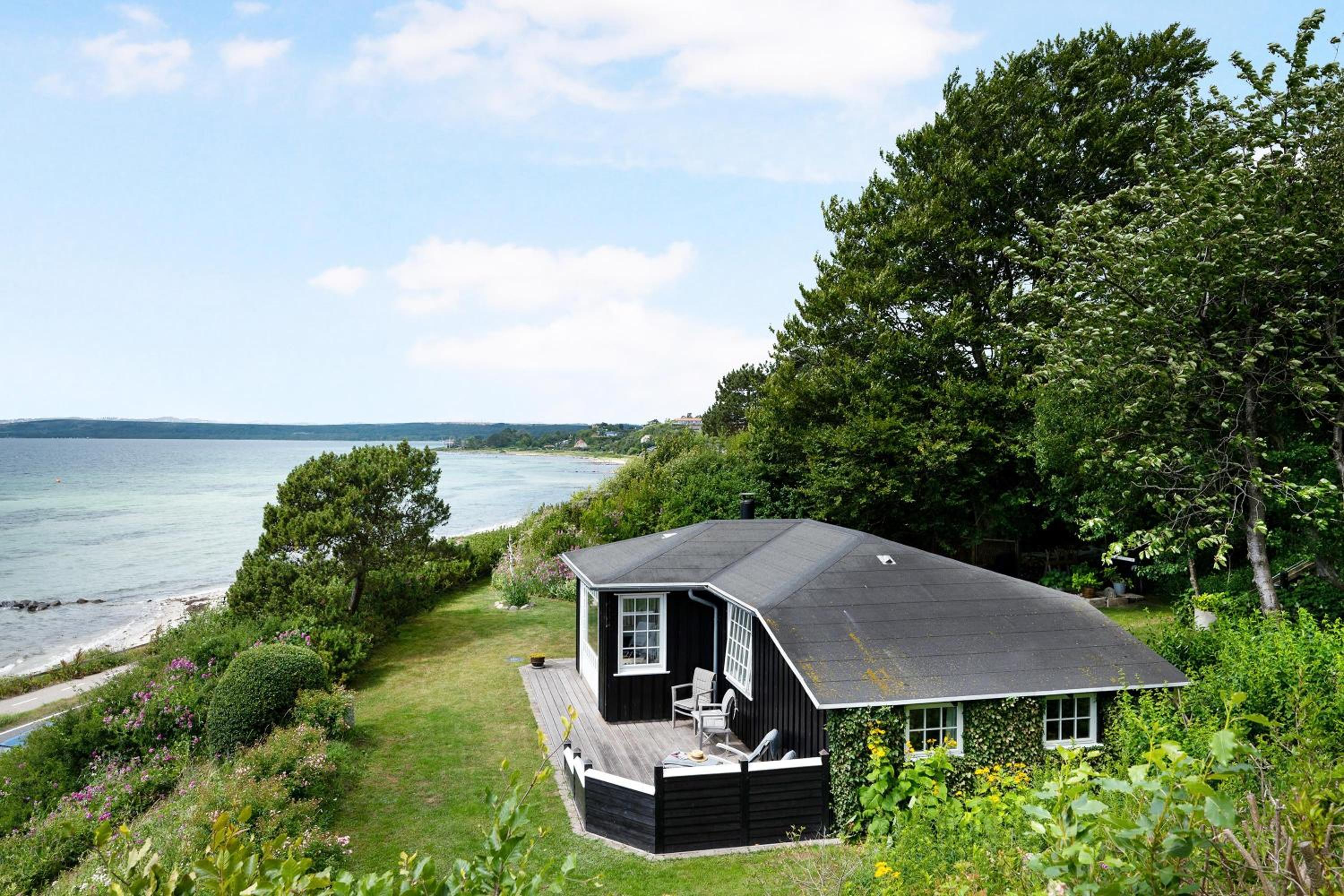 Romantic Seaside Cottage With Panoramic Views Just 20 Meters From The Beach