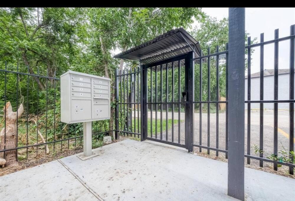 City Charm 1 Bed 1 Bath near NRG, Medical Center view 3