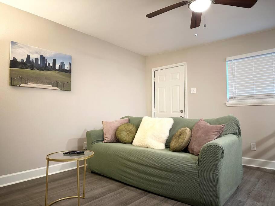 City Charm 1 Bed 1 Bath near NRG, Medical Center view 5