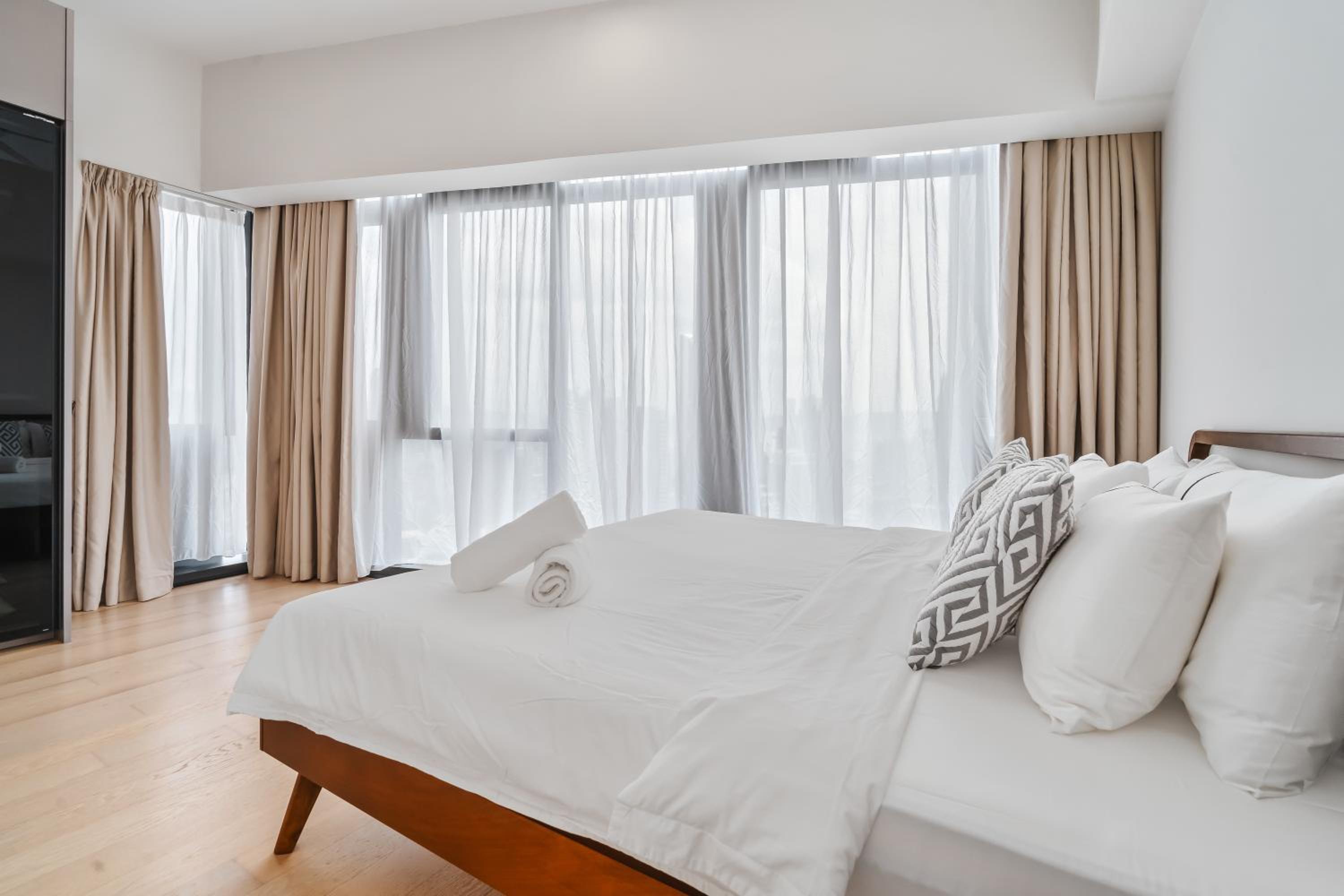 Designer 2BR Suite 400m to KLCC and LRT Station