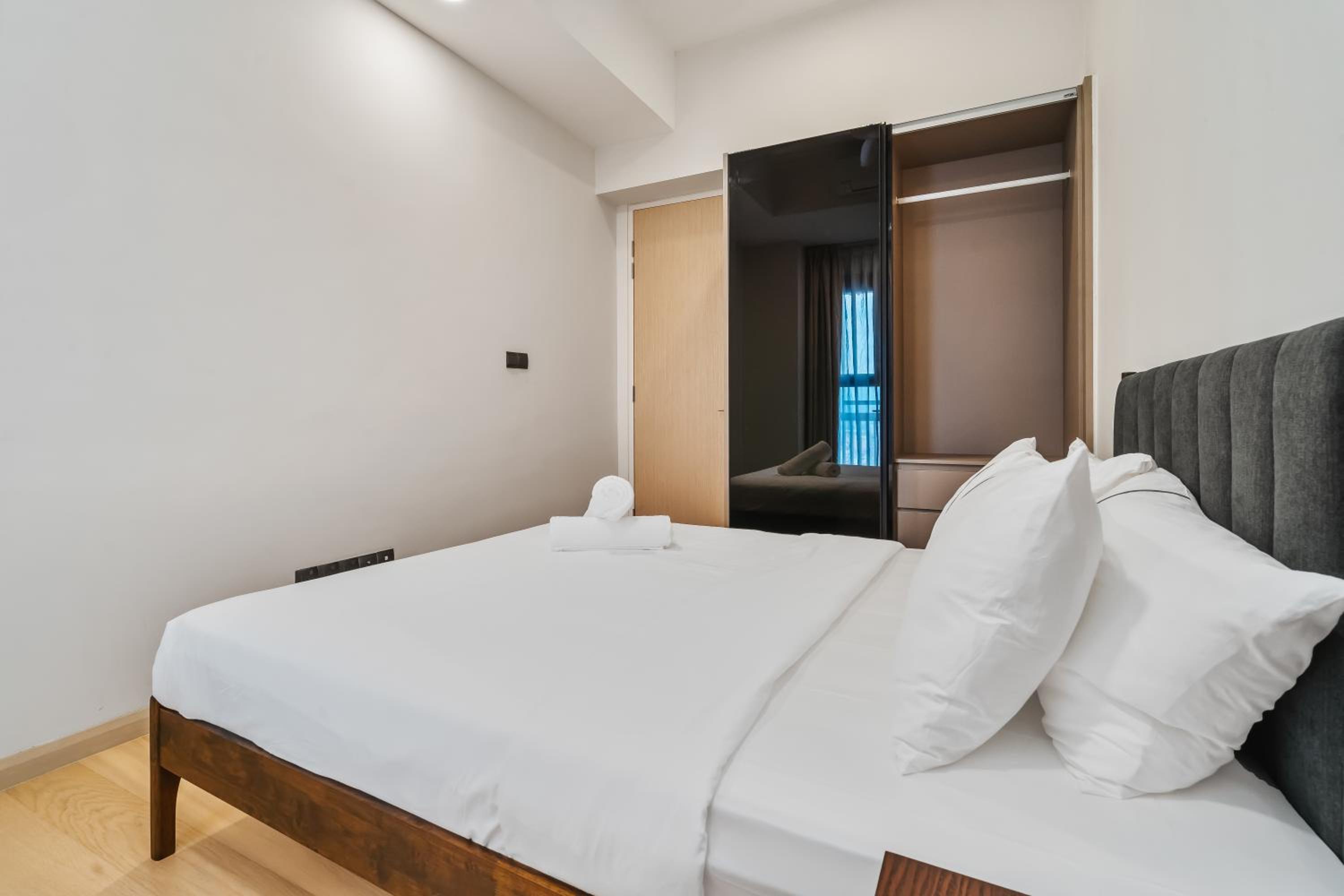 Designer 2BR Suite 400m to KLCC and LRT Station