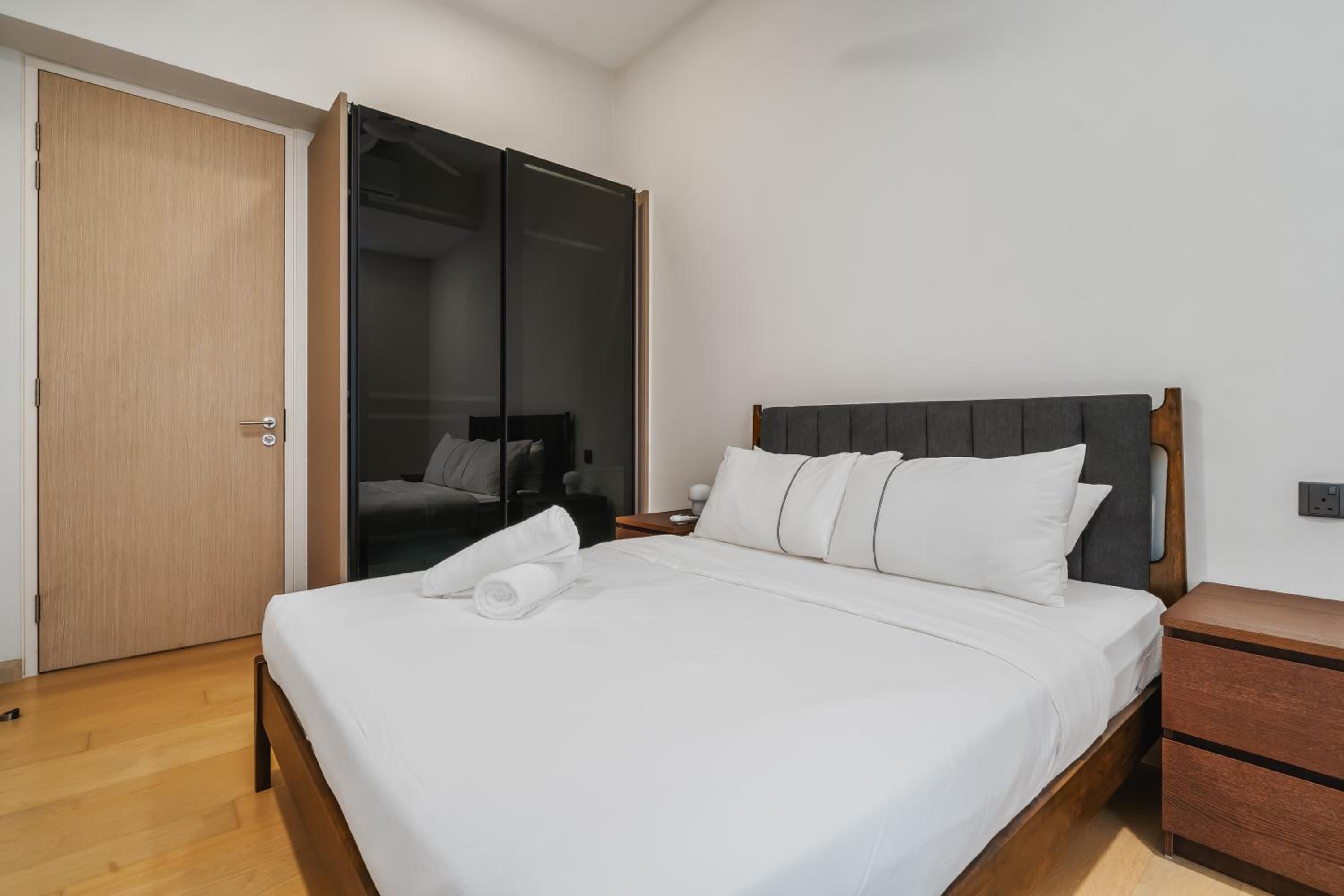 Designer 2BR Suite 400m to KLCC and LRT Station