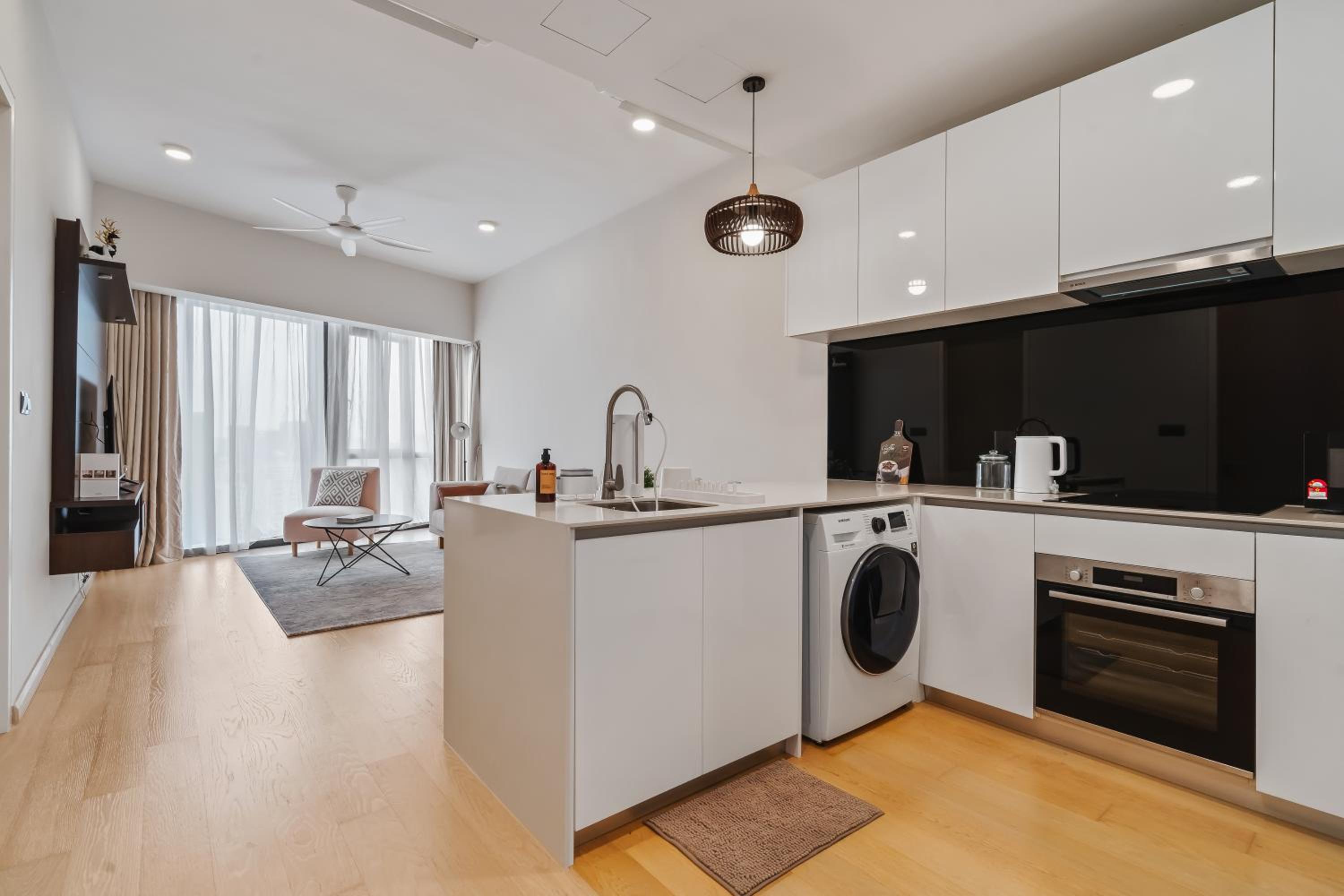 Designer 2BR Suite 400m to KLCC and LRT Station