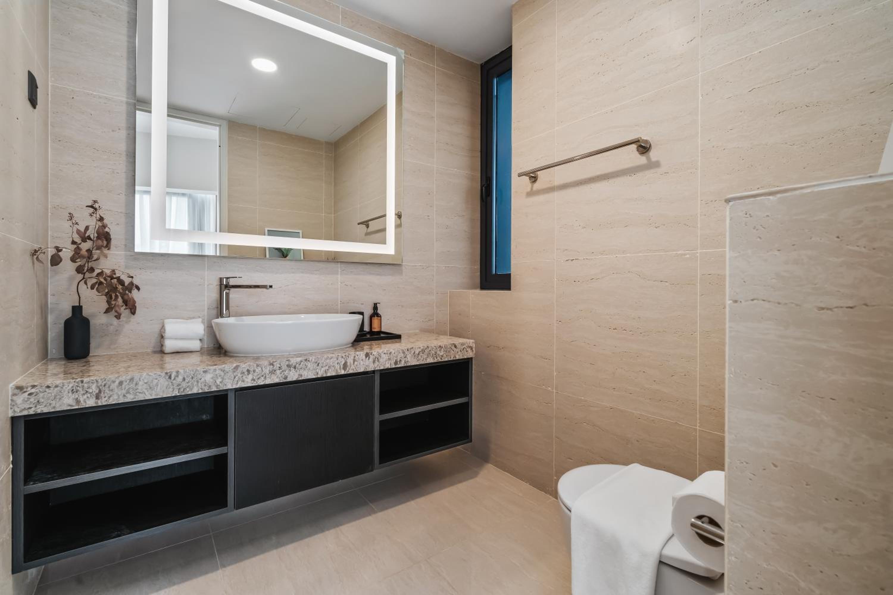 Designer 2BR Suite 400m to KLCC and LRT Station