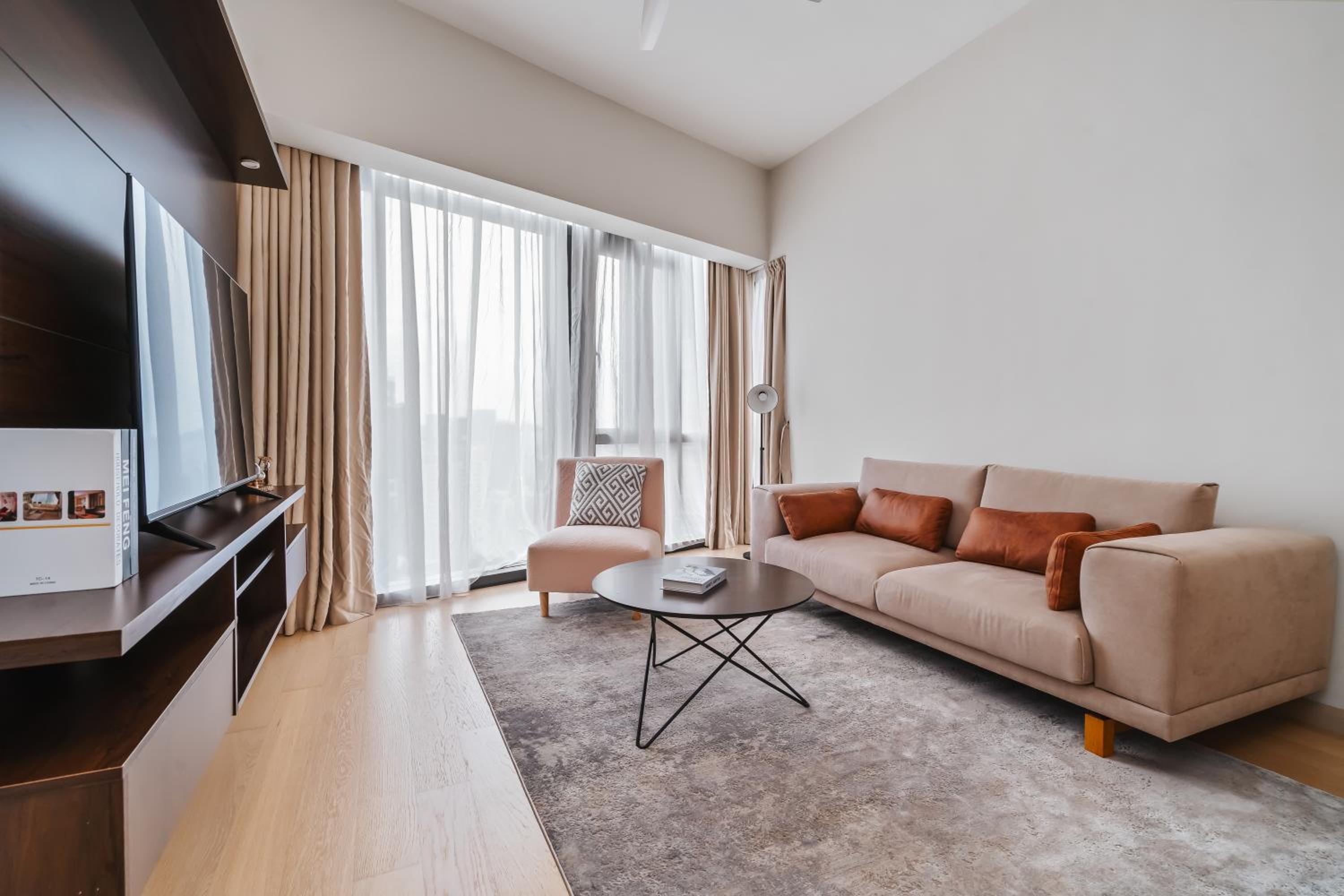 Designer 2BR Suite 400m to KLCC and LRT Station