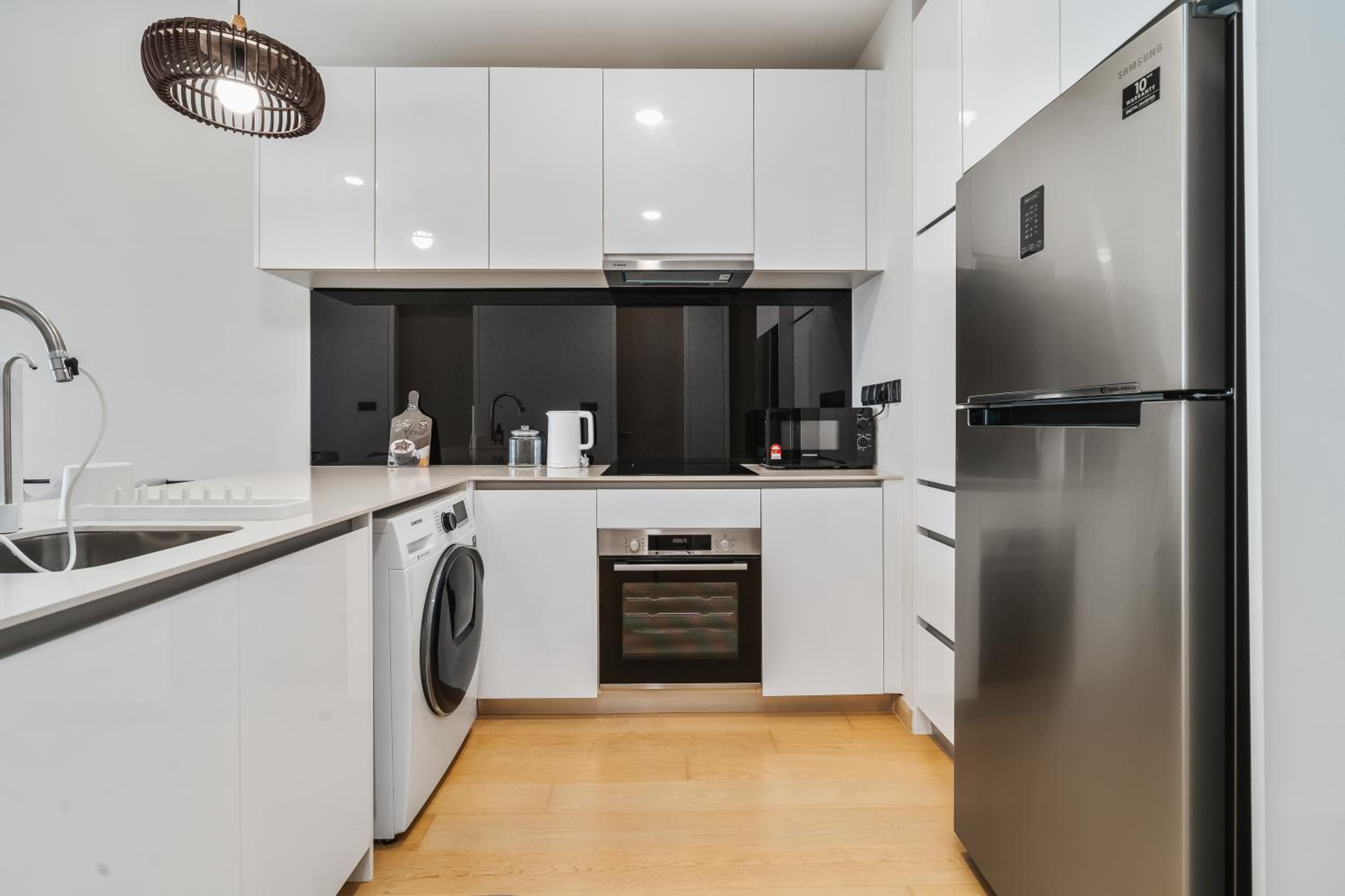 Designer 2BR Suite 400m to KLCC and LRT Station