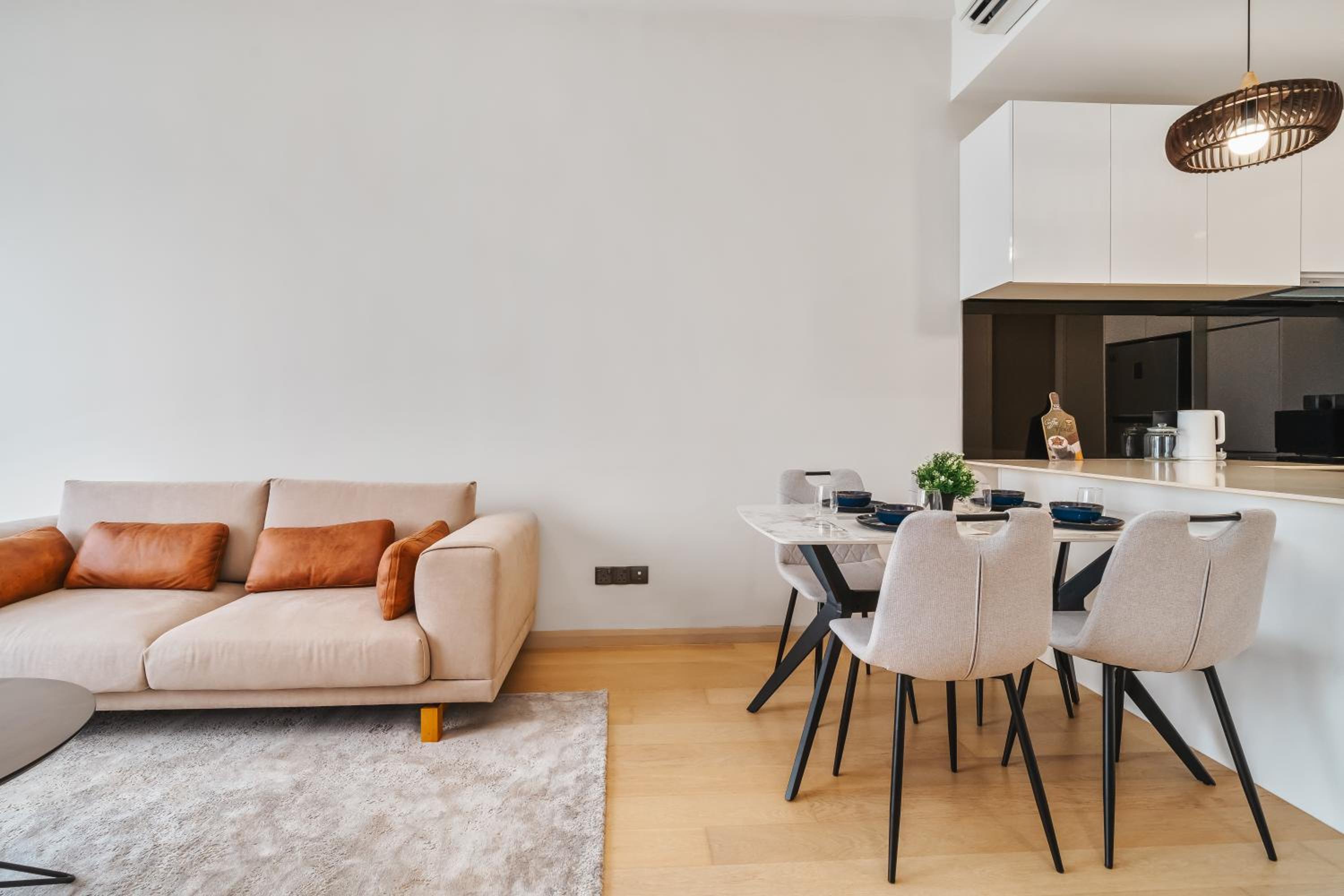 Designer 2BR Suite 400m to KLCC and LRT Station