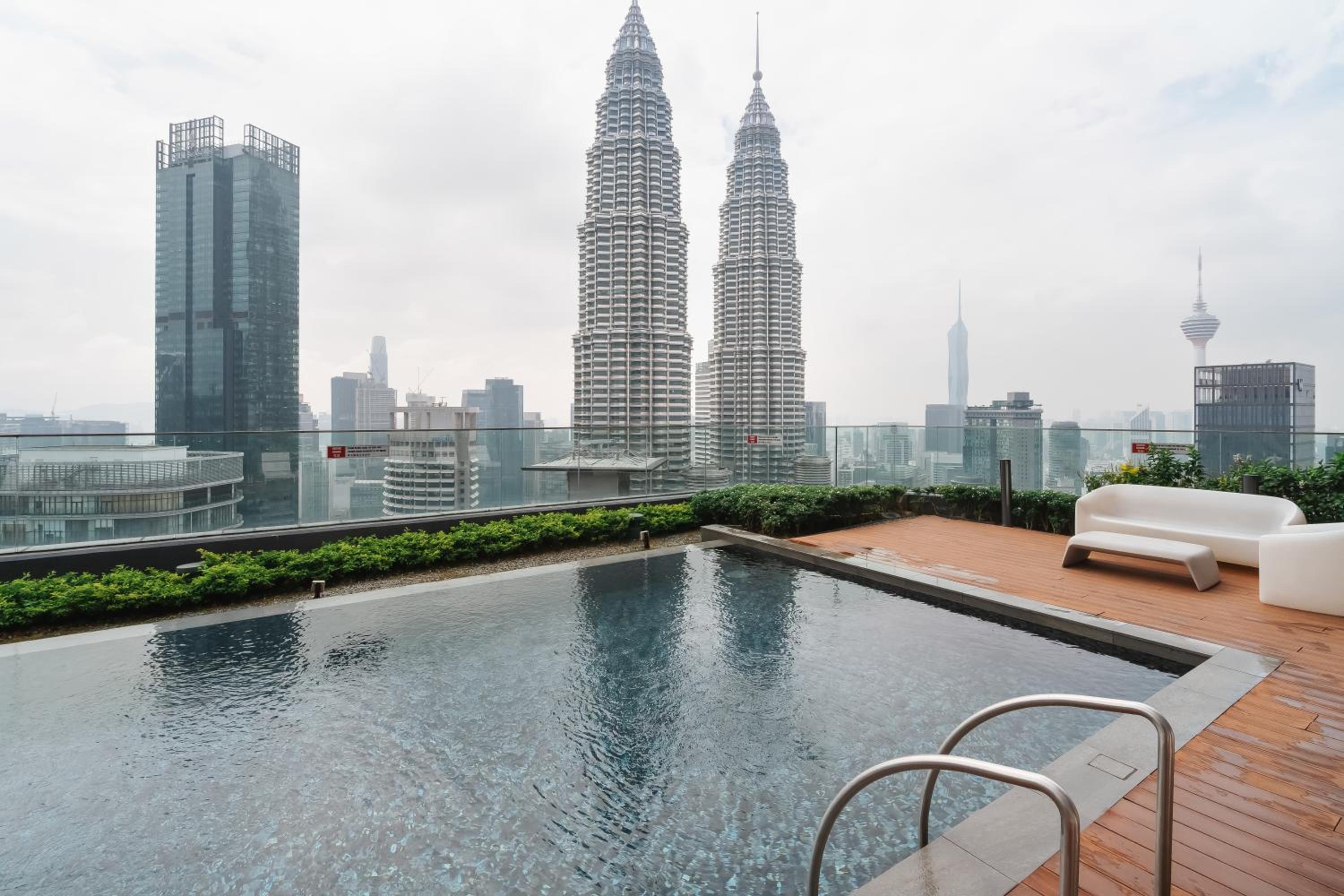 Designer 2BR Suite 400m to KLCC and LRT Station