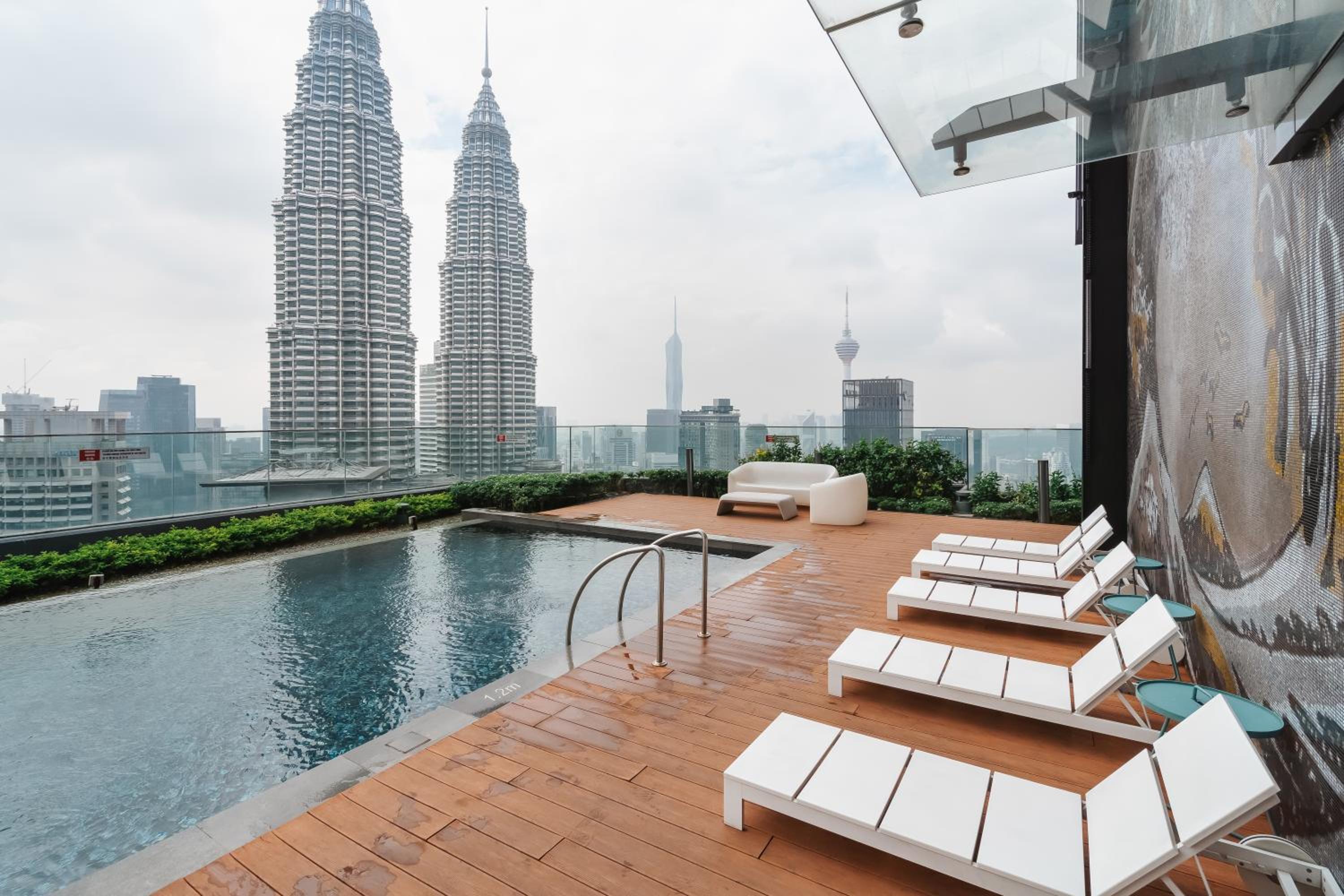 Designer 2BR Suite 400m to KLCC and LRT Station