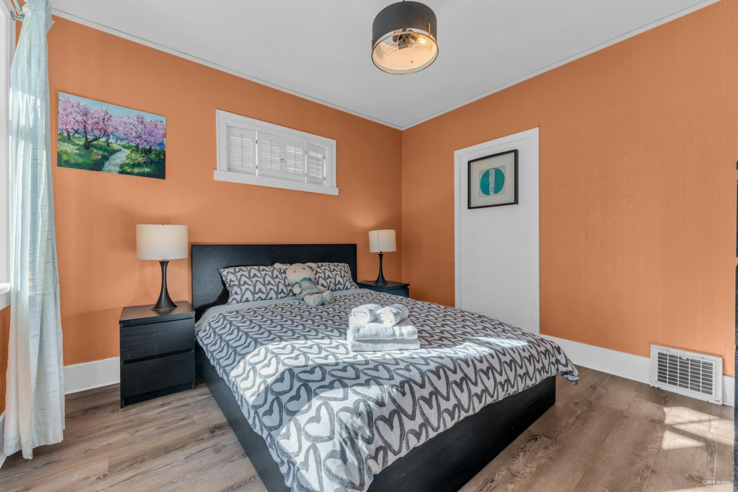 Comfort two bedrooms in main floor