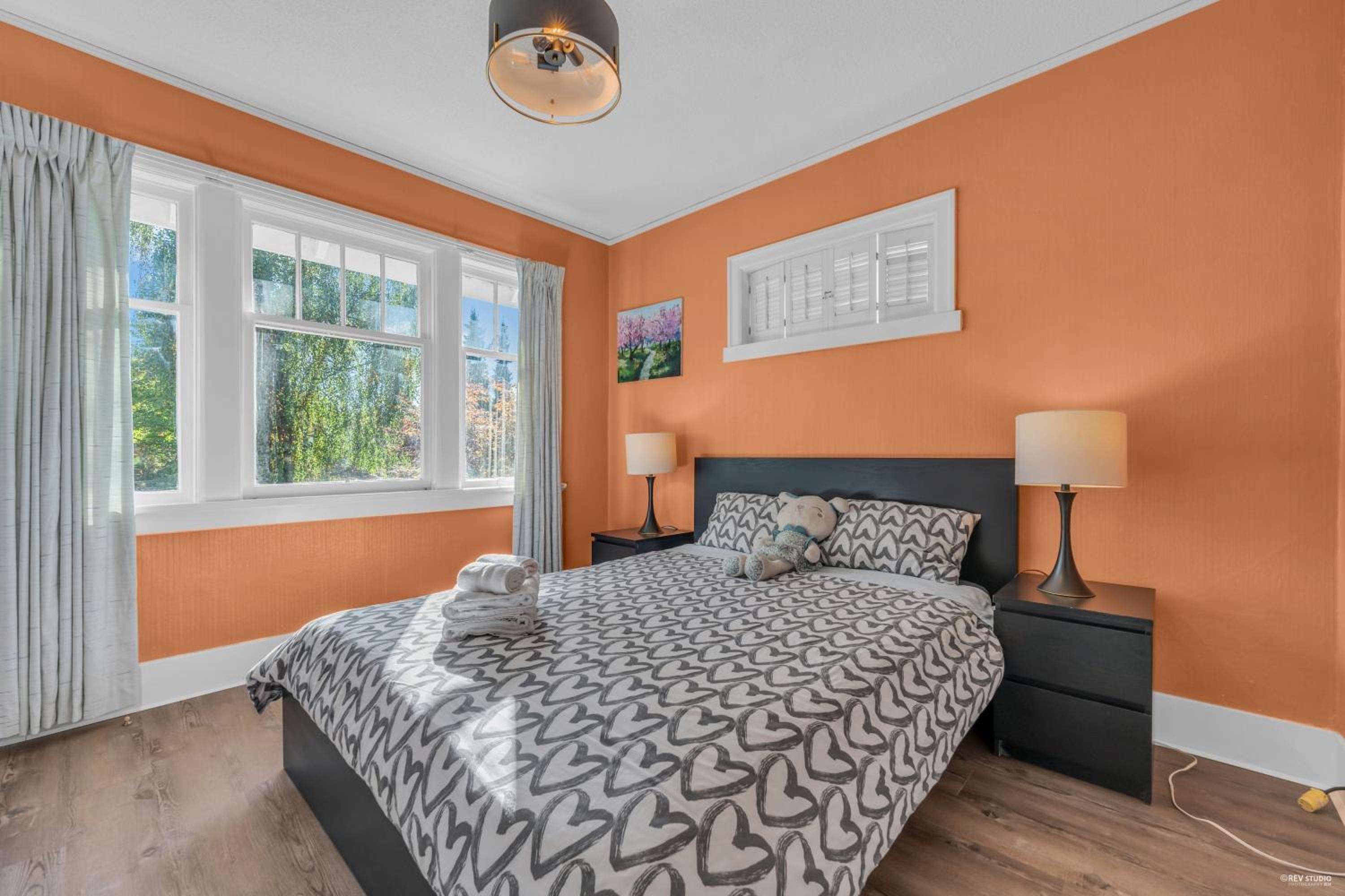 Comfort two bedrooms in main floor