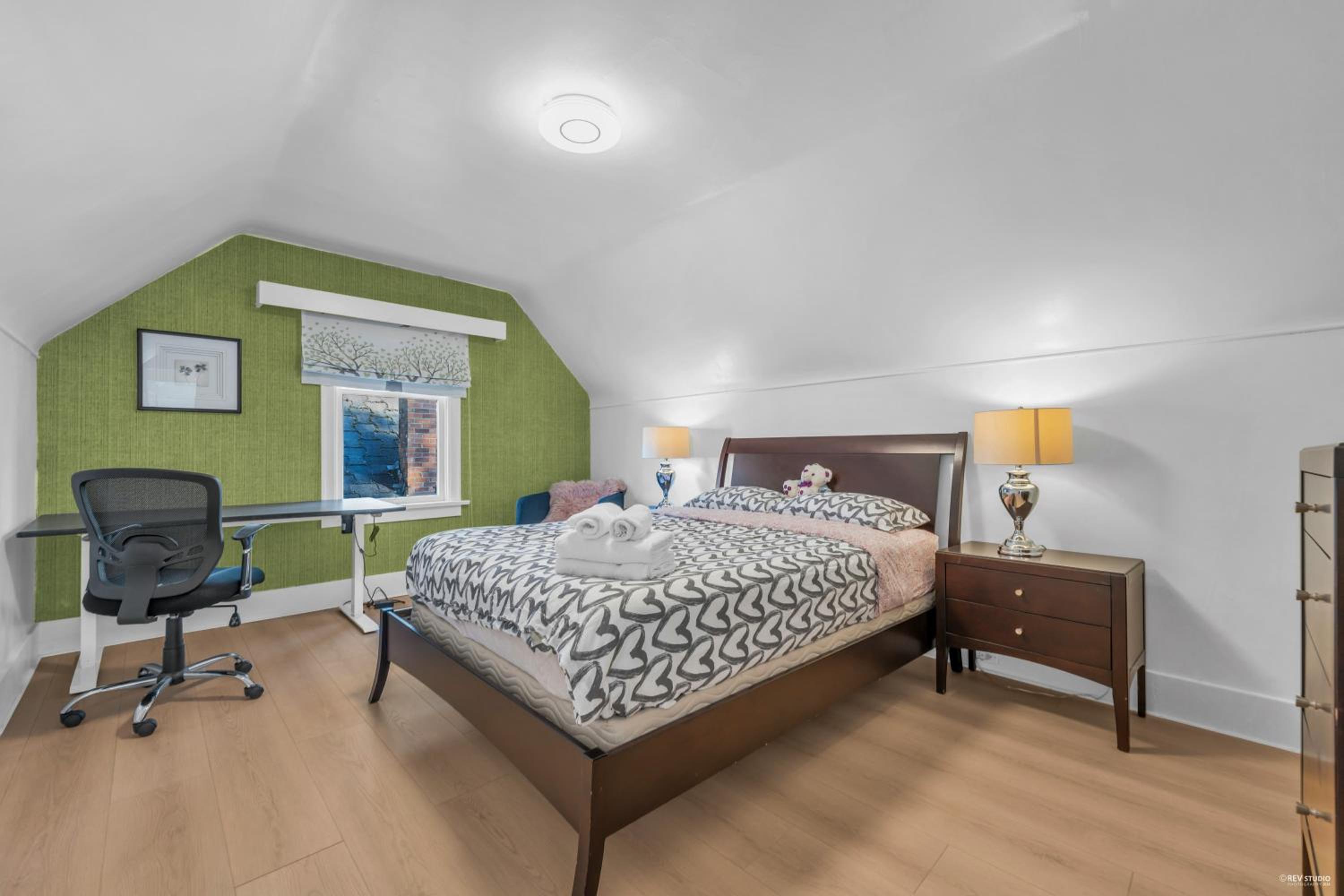Cozy two bedroom in upper floor in Vancouver West