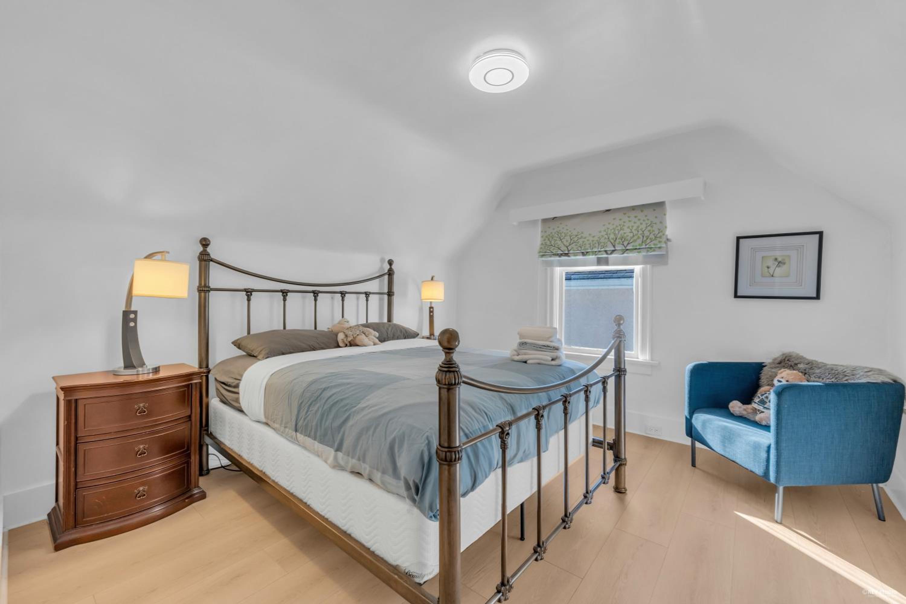 Cozy two bedroom in upper floor in Vancouver West