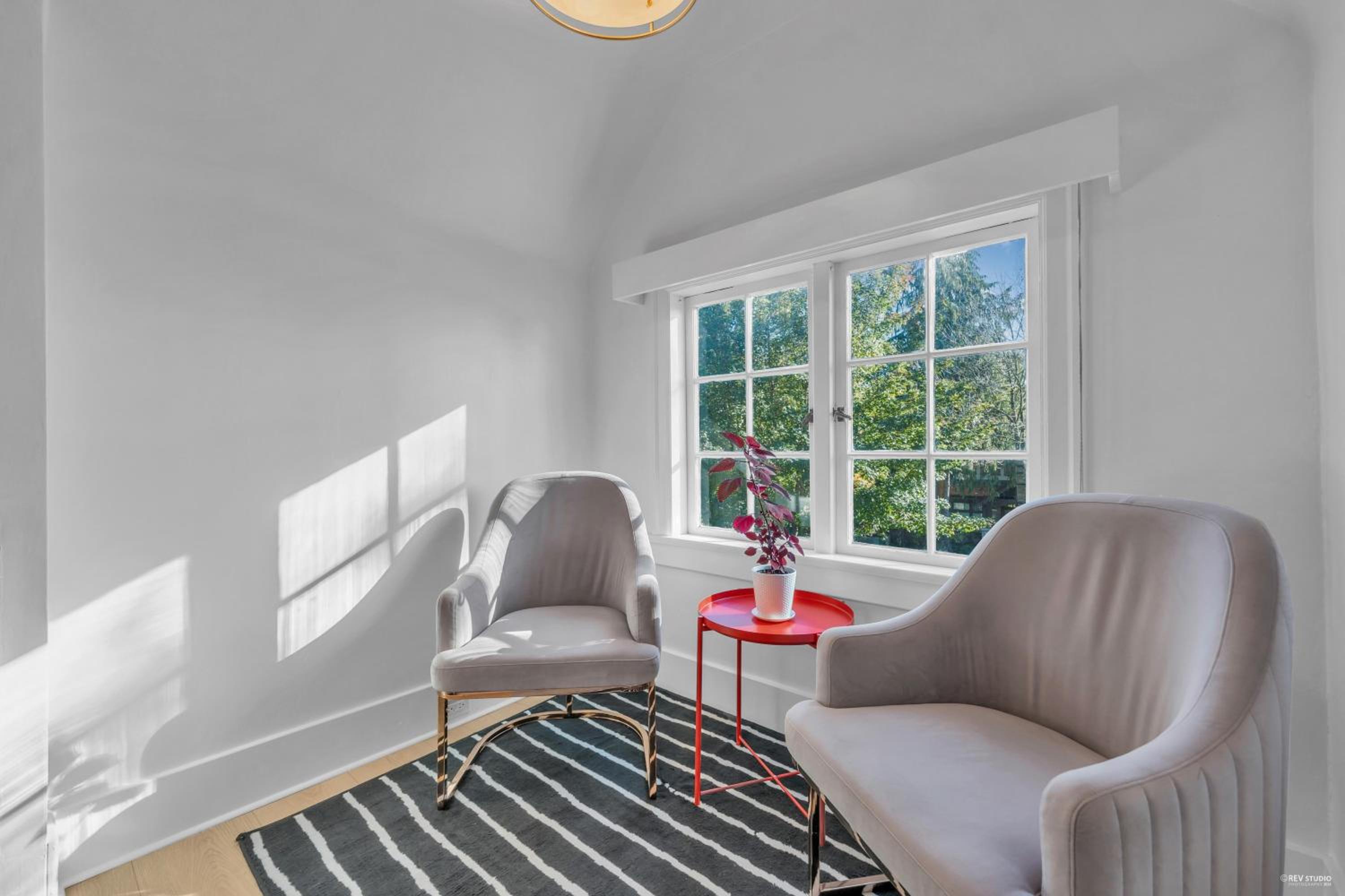 Cozy two bedroom in upper floor in Vancouver West