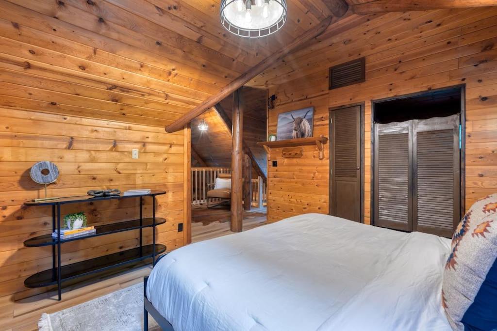 Mt Hood Log Cabin! Fresh Remodel with Airstream! Cabin, Airstream 1 view 4