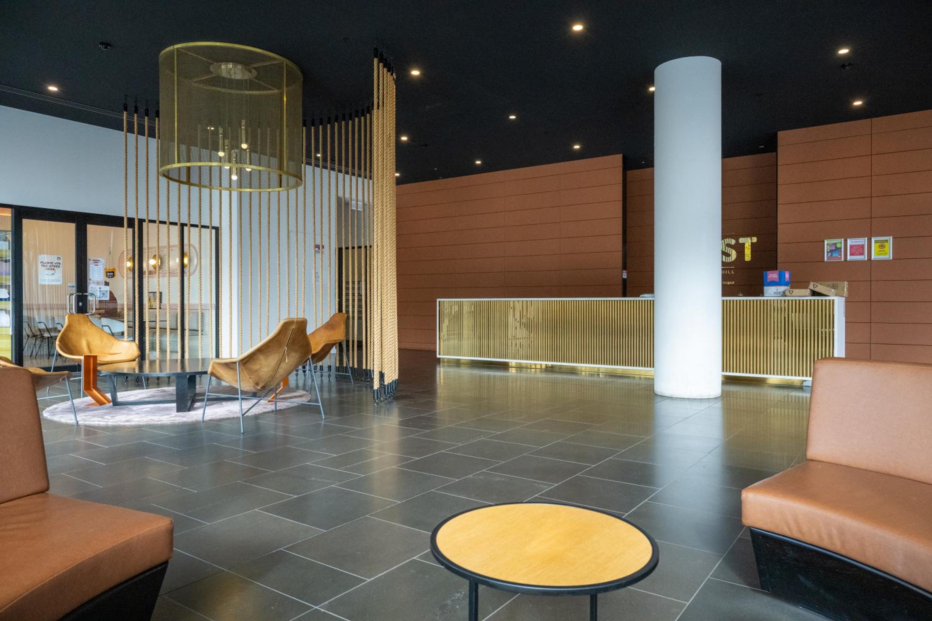 Luxe Modern I OPP Westfield I Pool I Gym I CarPark