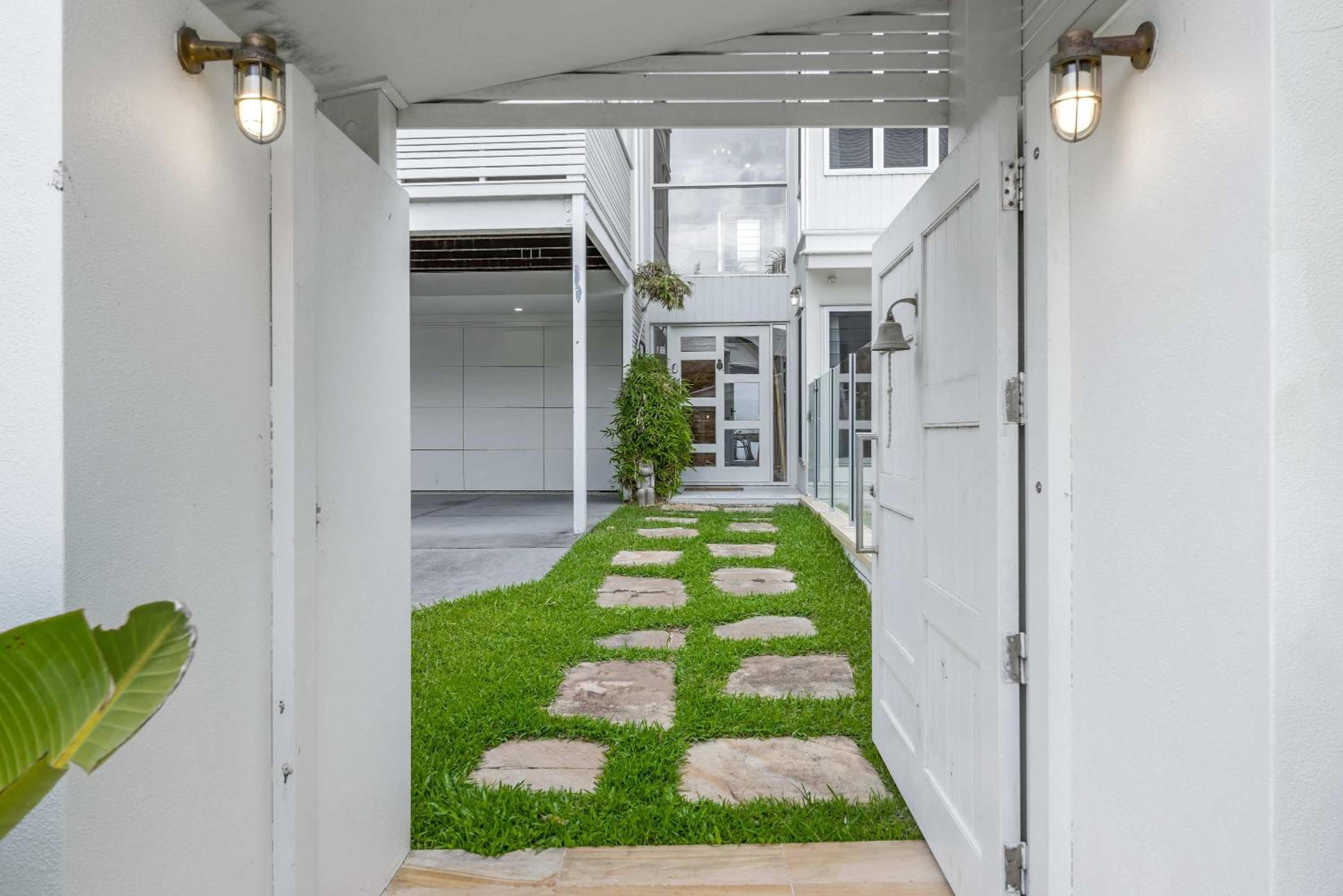 Stunning Alex Heads Beach House - Pet friendly