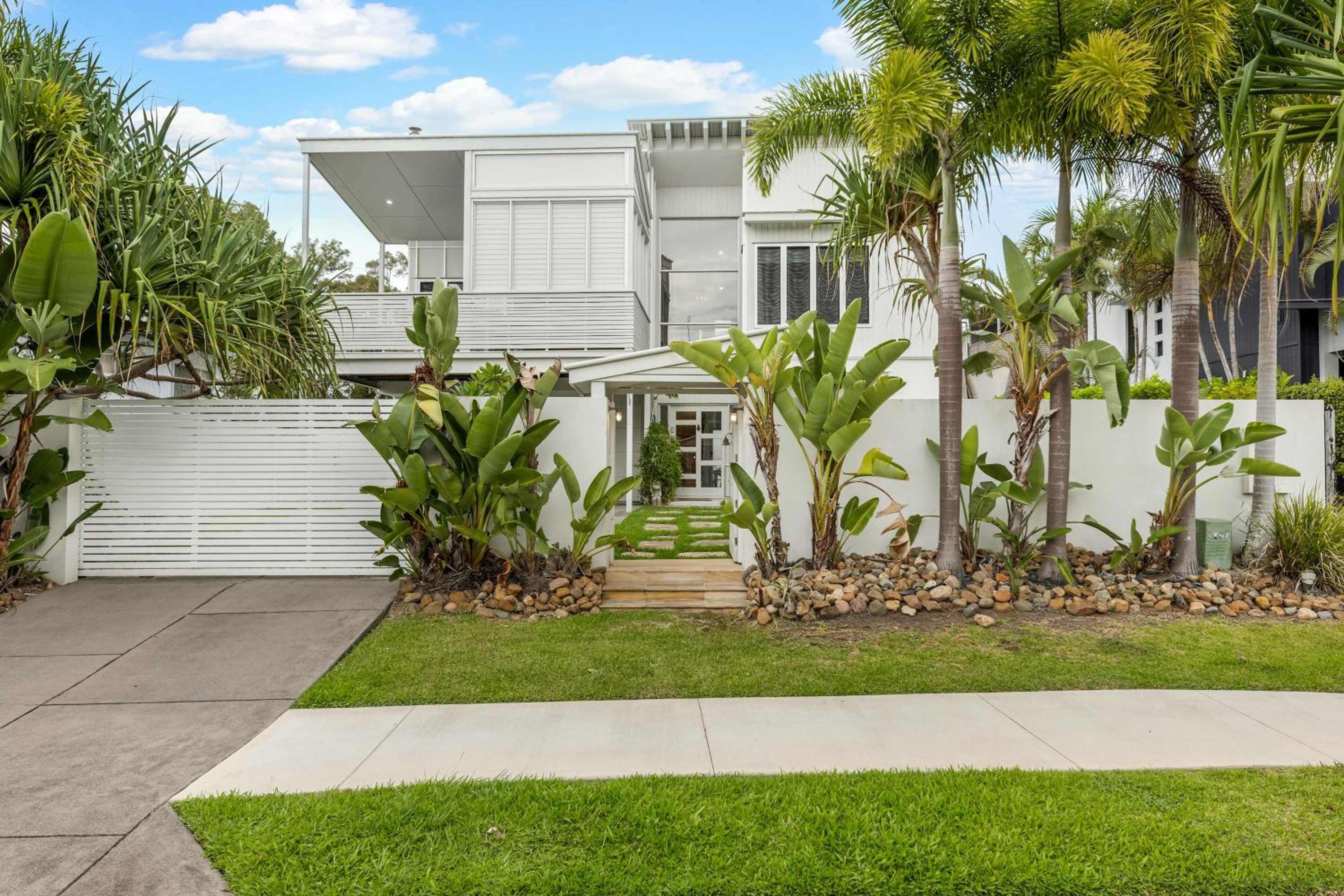 Stunning Alex Heads Beach House - Pet friendly