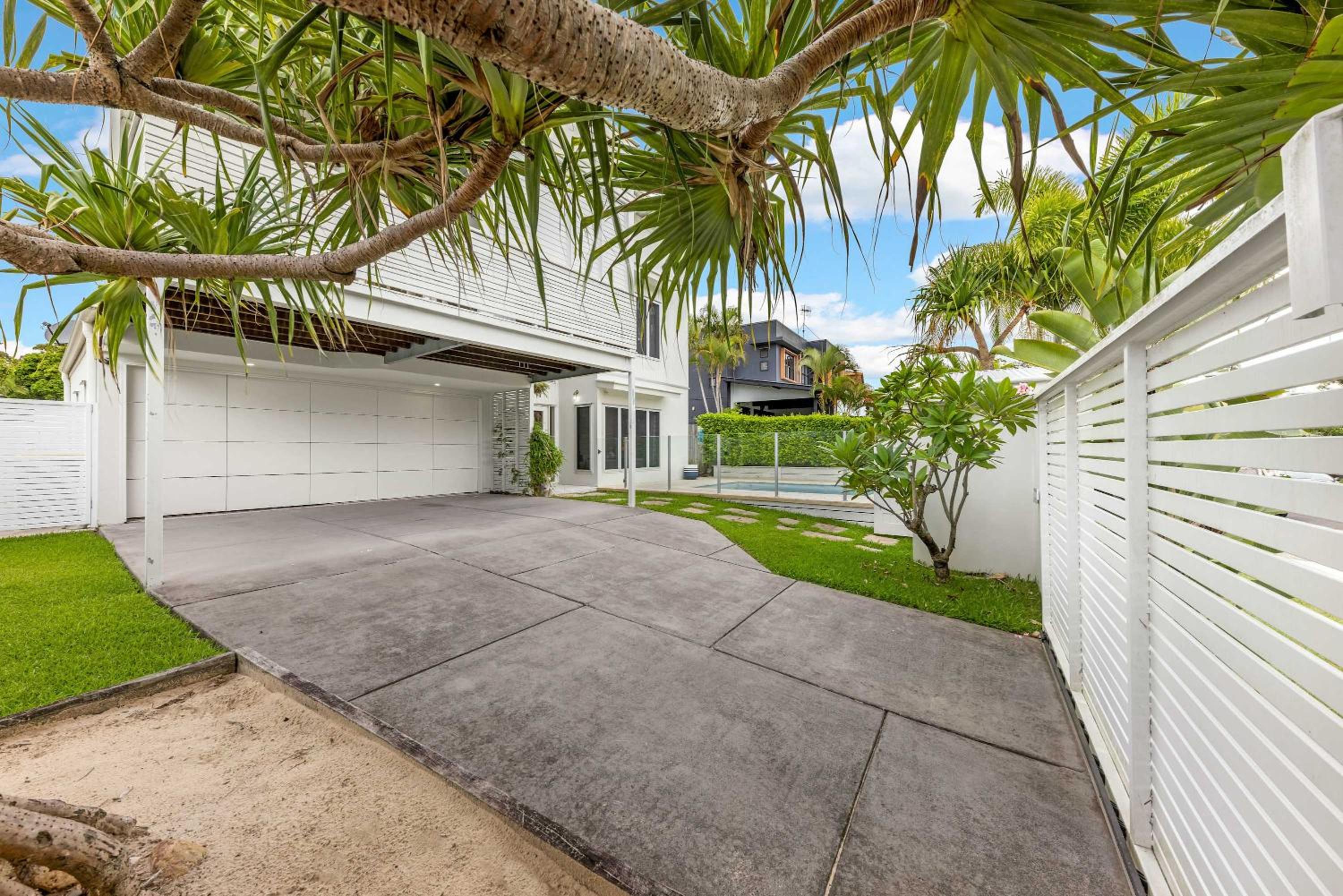 Stunning Alex Heads Beach House - Pet friendly