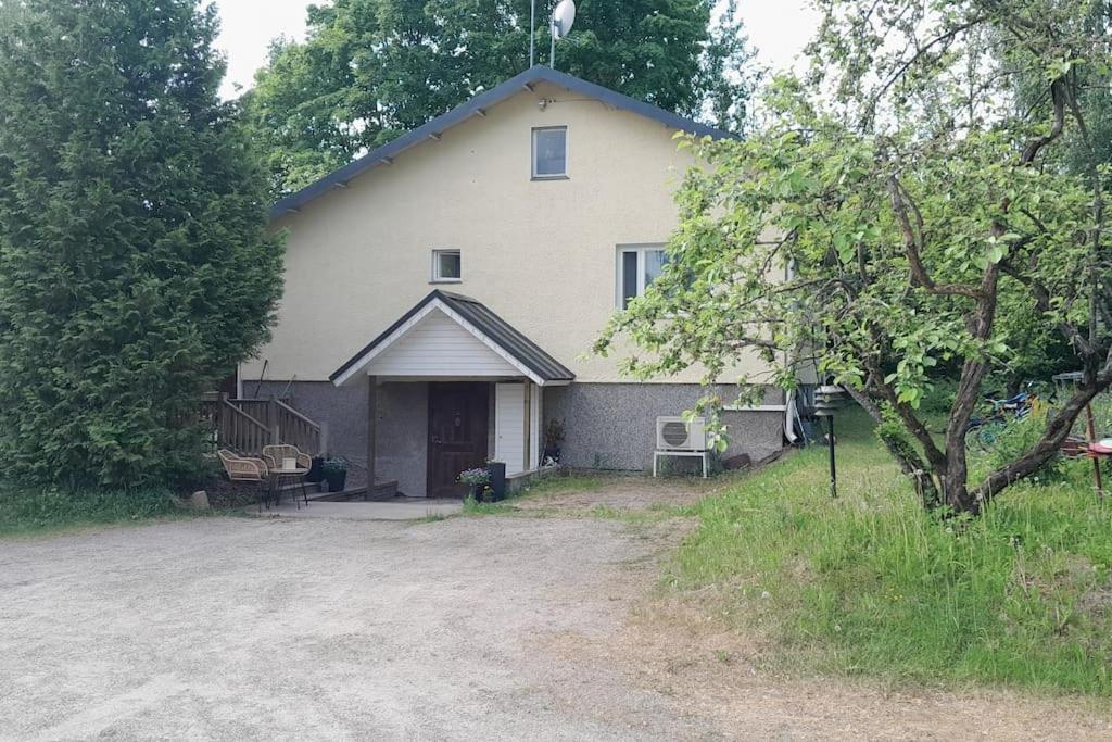 Omakotitalon alakerta saunalla